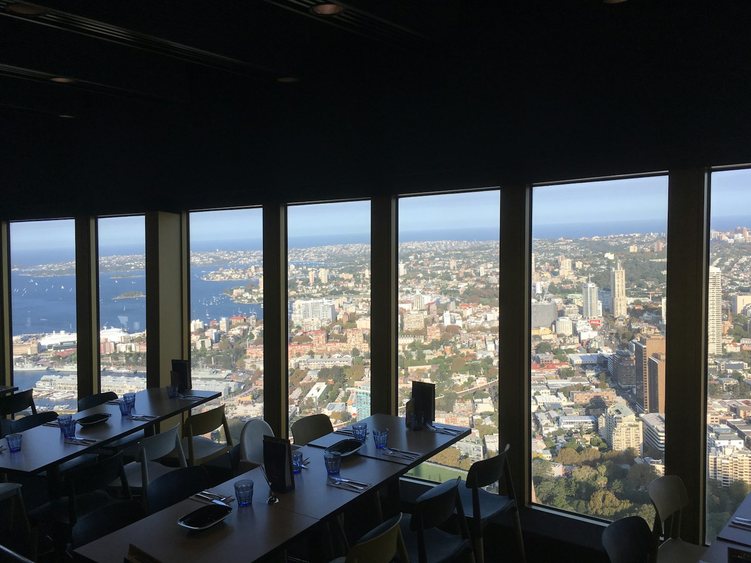 Vue intérieure d'un immeuble de grande hauteur avec des tables et des fenêtres panoramiques