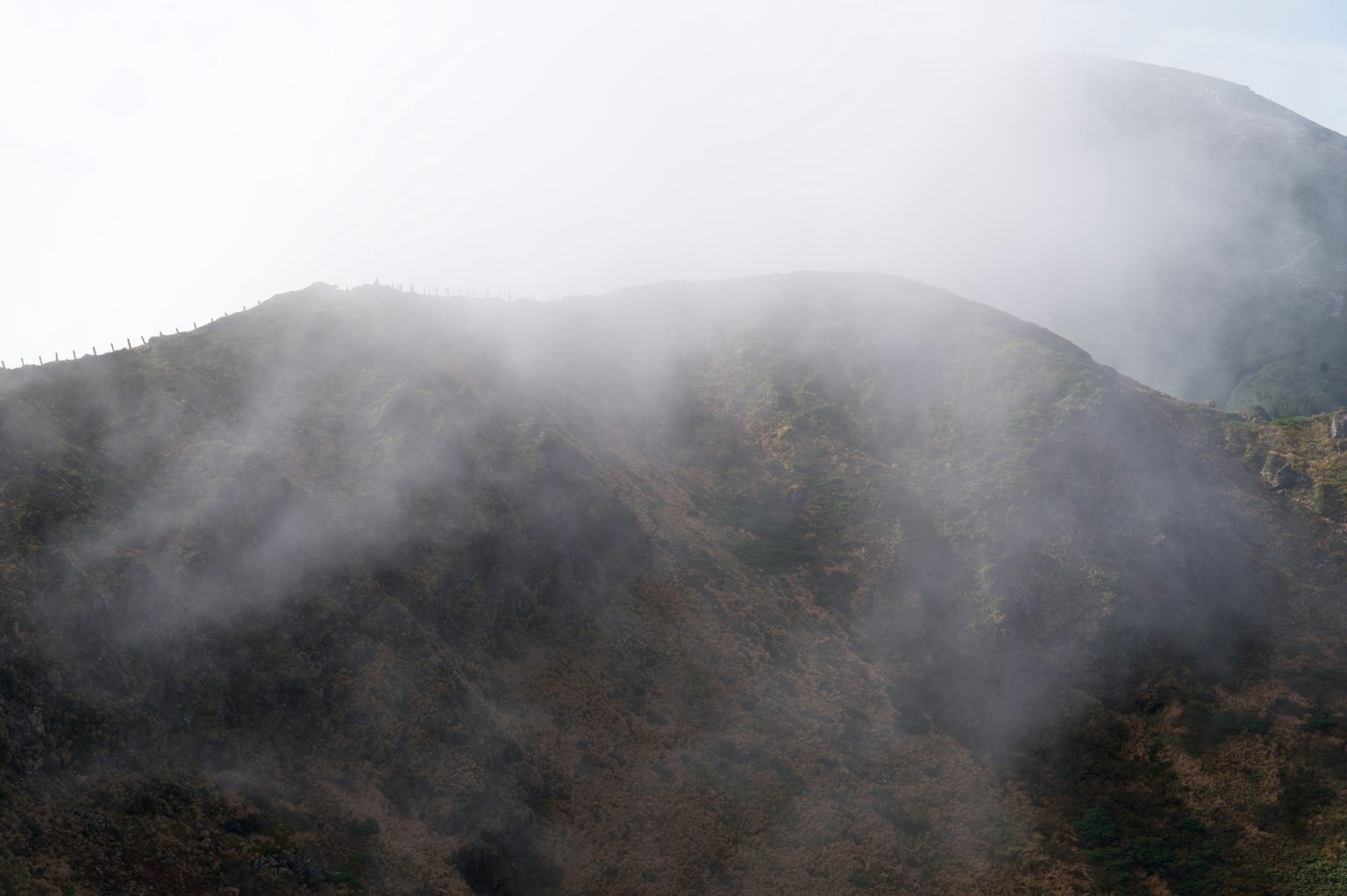 Paesaggio montano avvolto nella nebbia