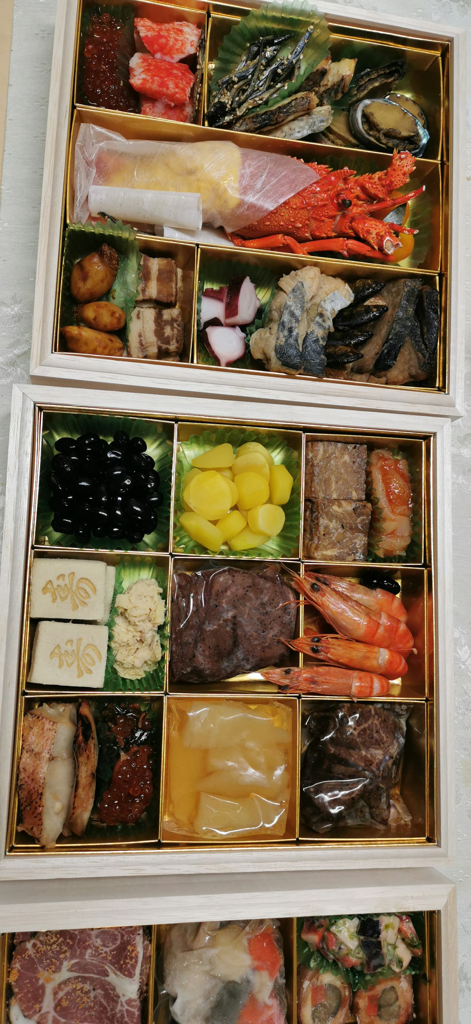Una bandeja de comida japonesa bellamente dispuesta con varios ingredientes