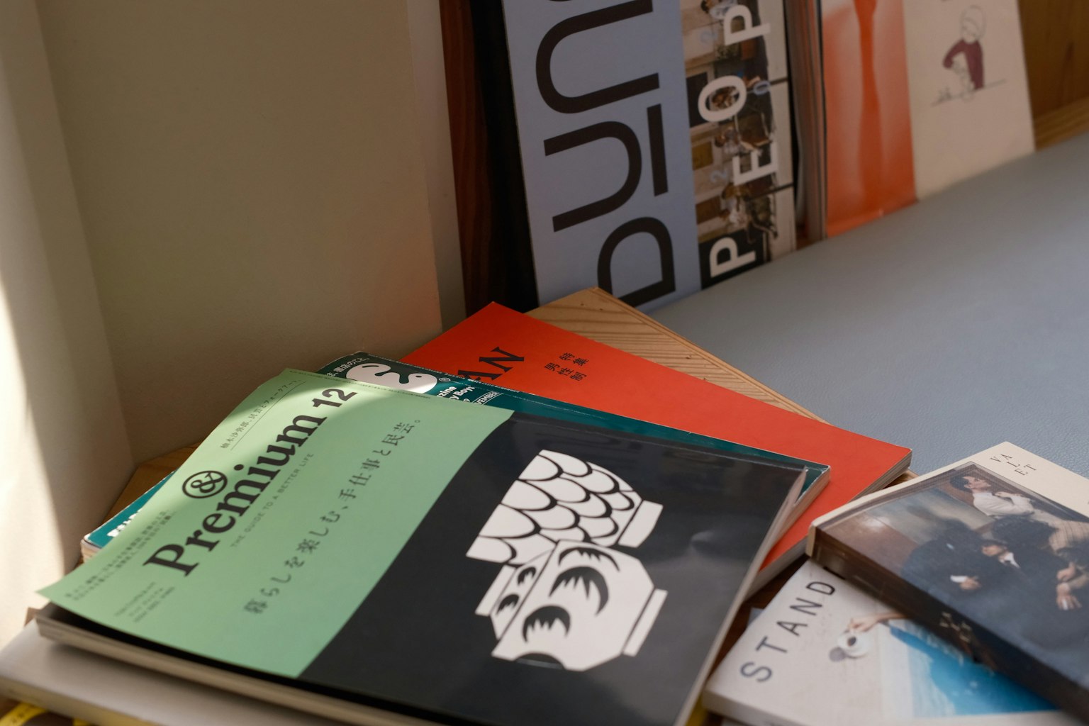 Une collection de magazines colorés empilés sur une table