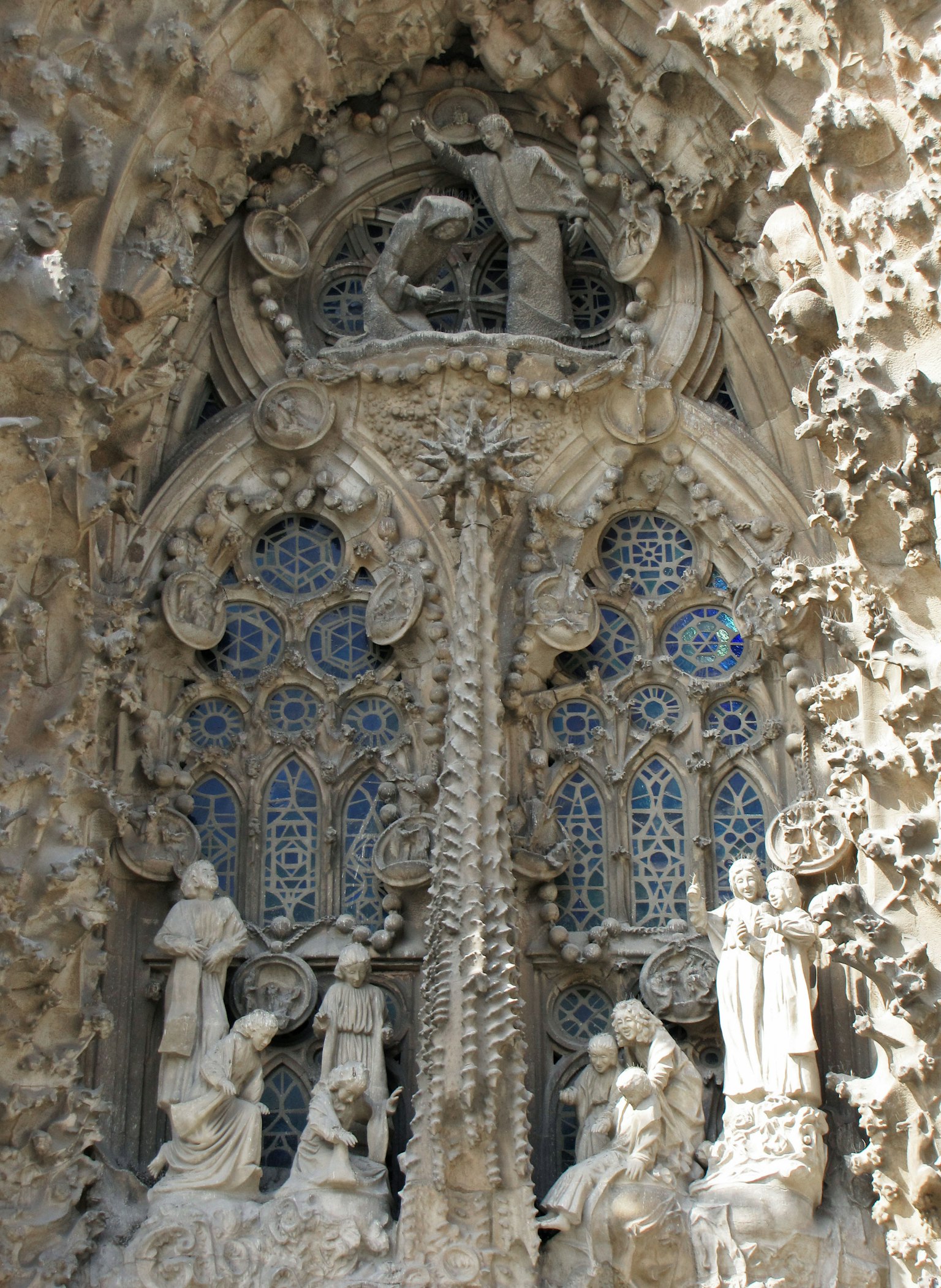 Fenêtre sculptée détaillée de la Sagrada Familia avec du vitrail bleu