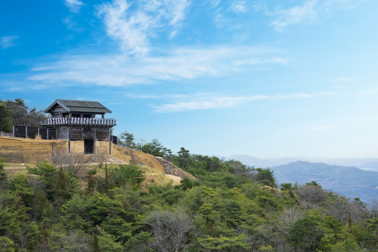 山坡上的传统日本建筑与蓝天
