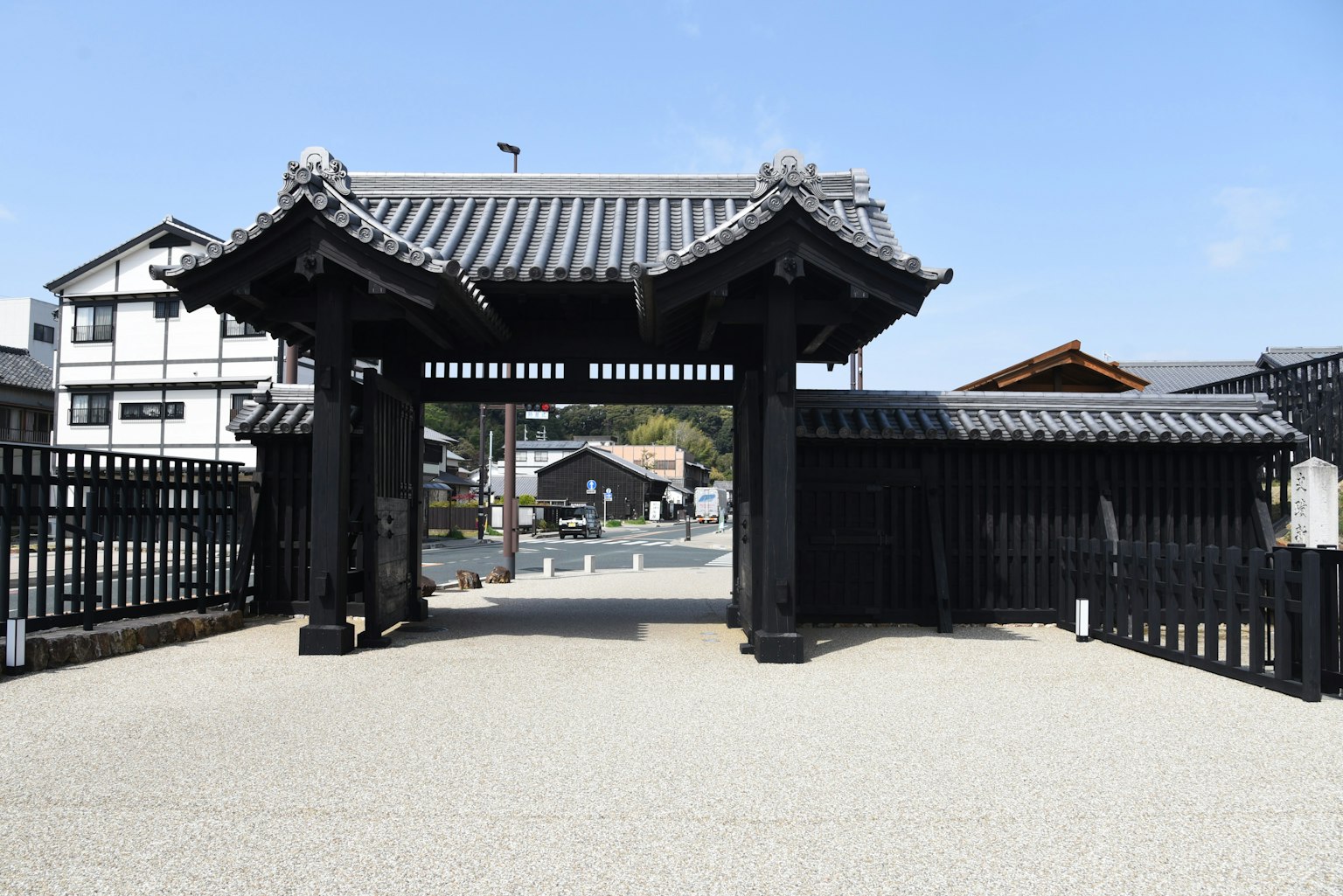 傳統黑瓦門與周圍建築