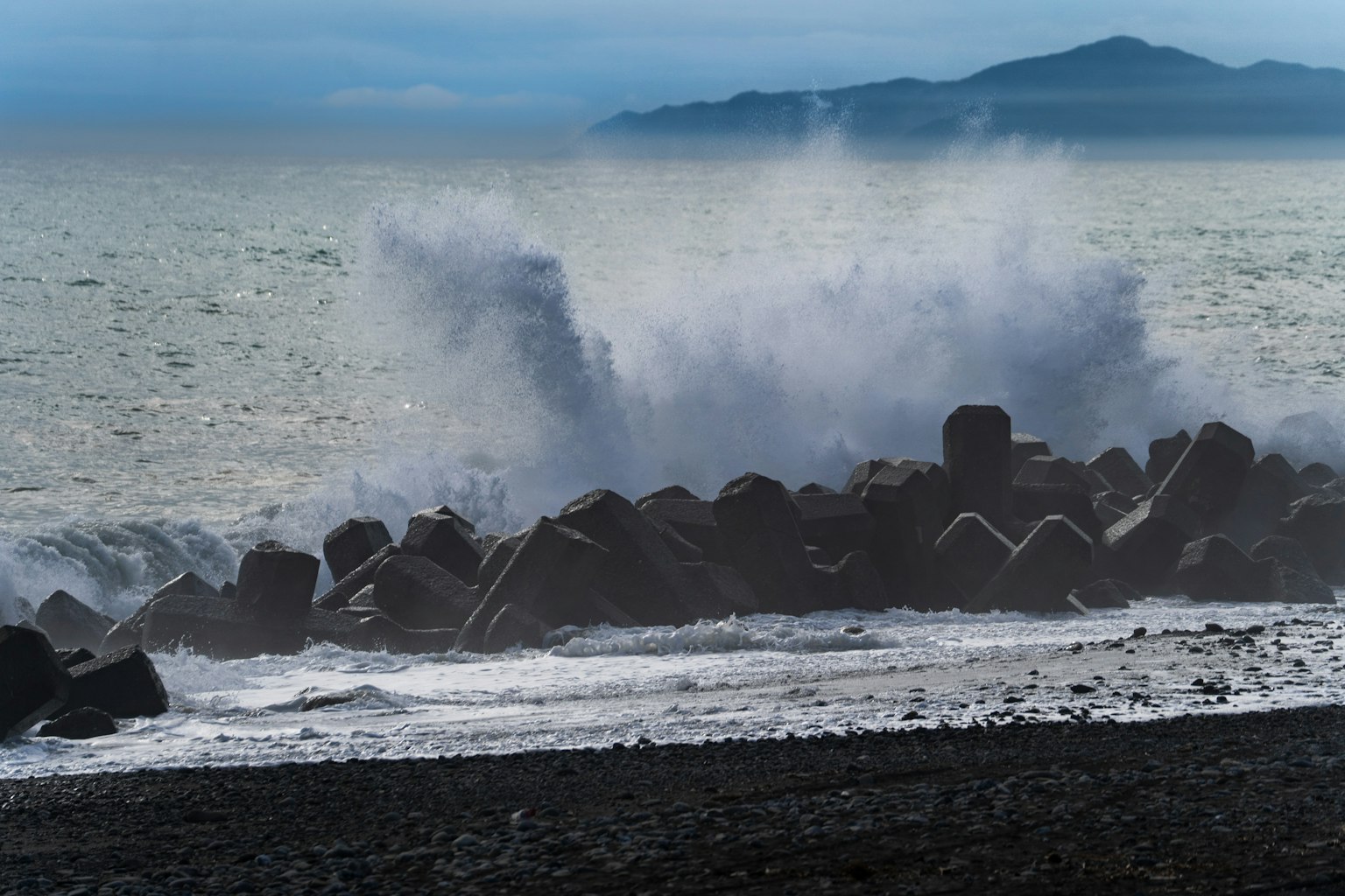 崎嶇的海岸線與撞擊岩石防波堤的波浪