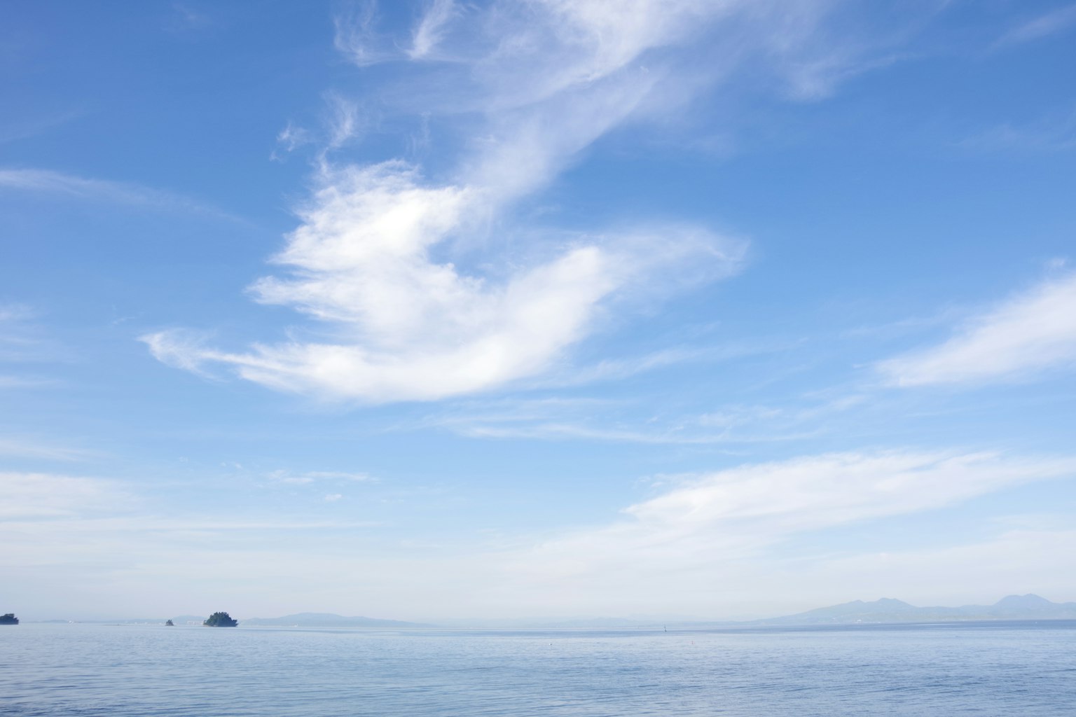 Paesaggio marino tranquillo con cielo blu e nuvole bianche