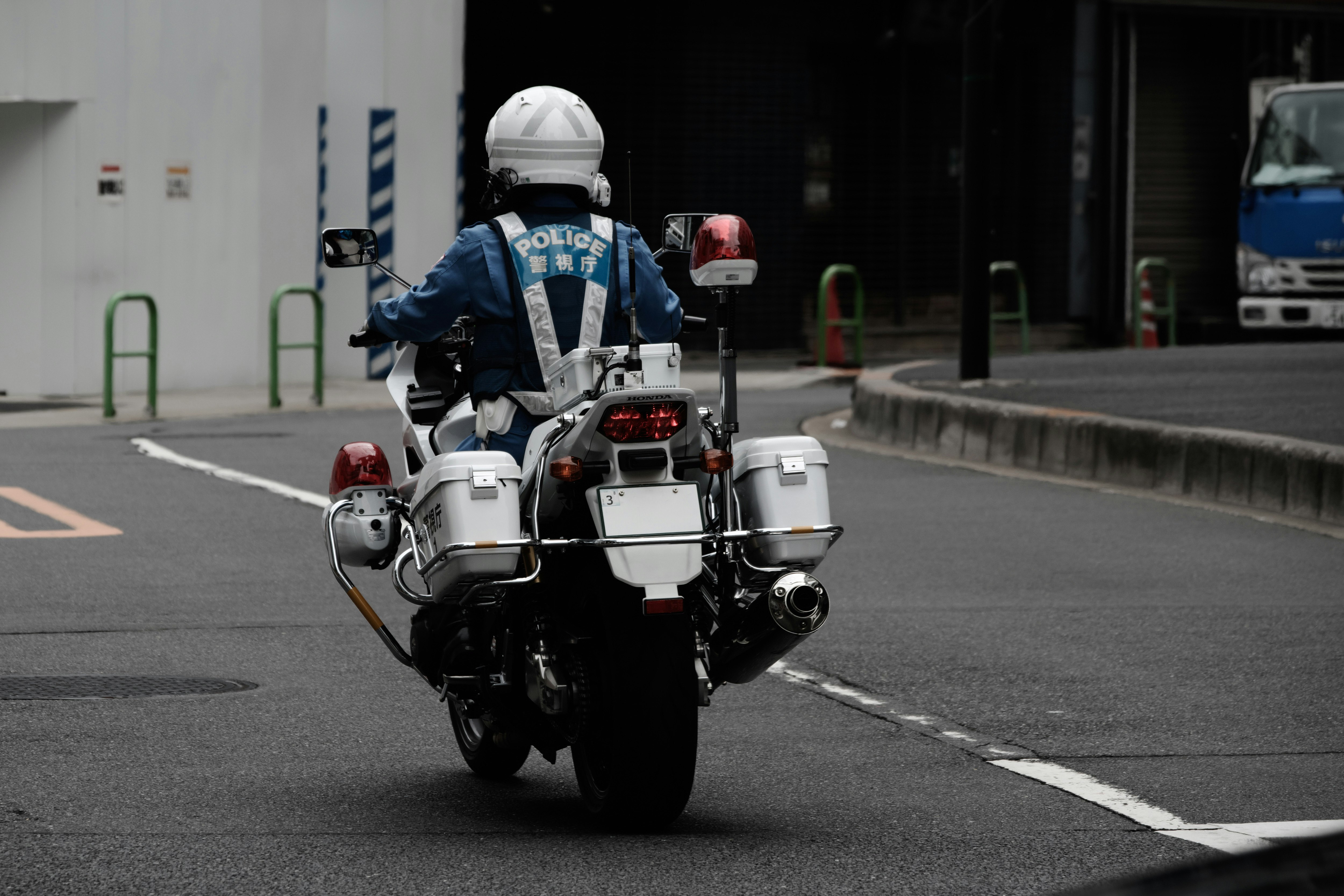 警察のバイク隊が走る街の交差点の路上