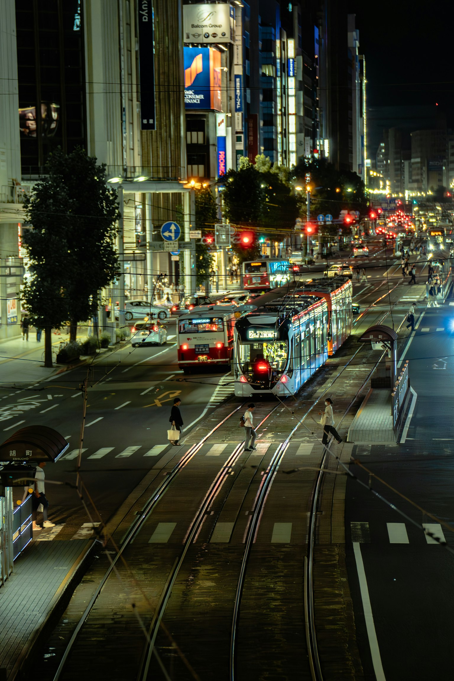 夜晚城市的电车和交通