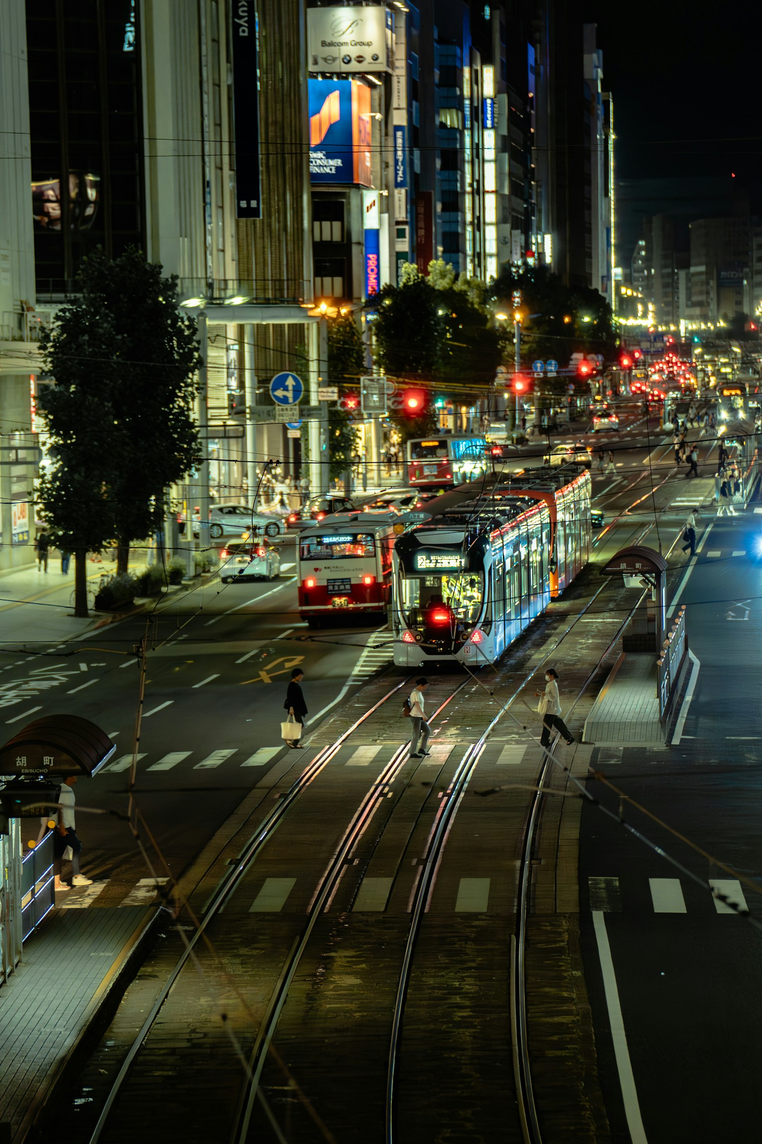 Tram et circulation dans une ville la nuit
