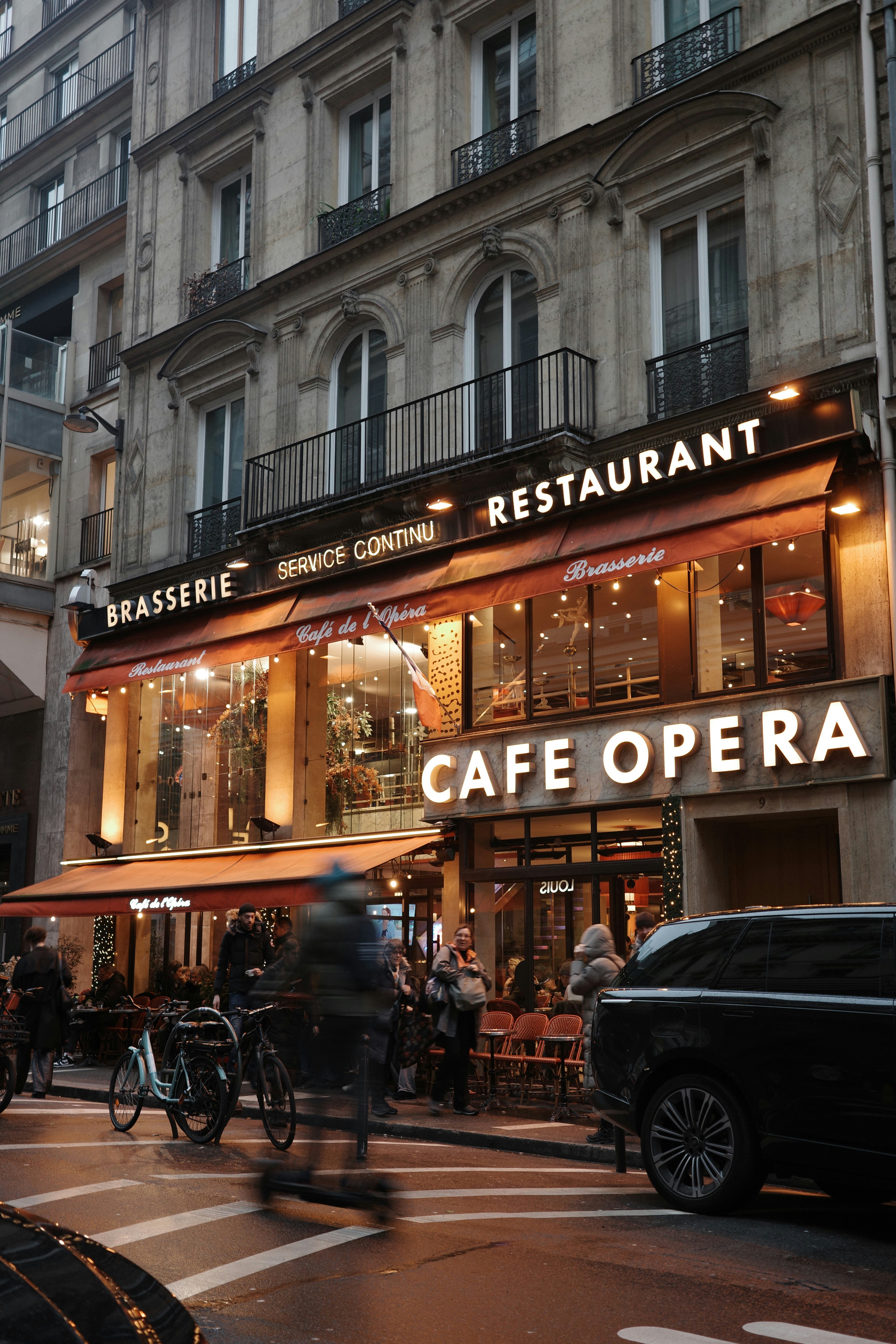 パリの街角にある「CAFE OPERA」看板のカフェ外観