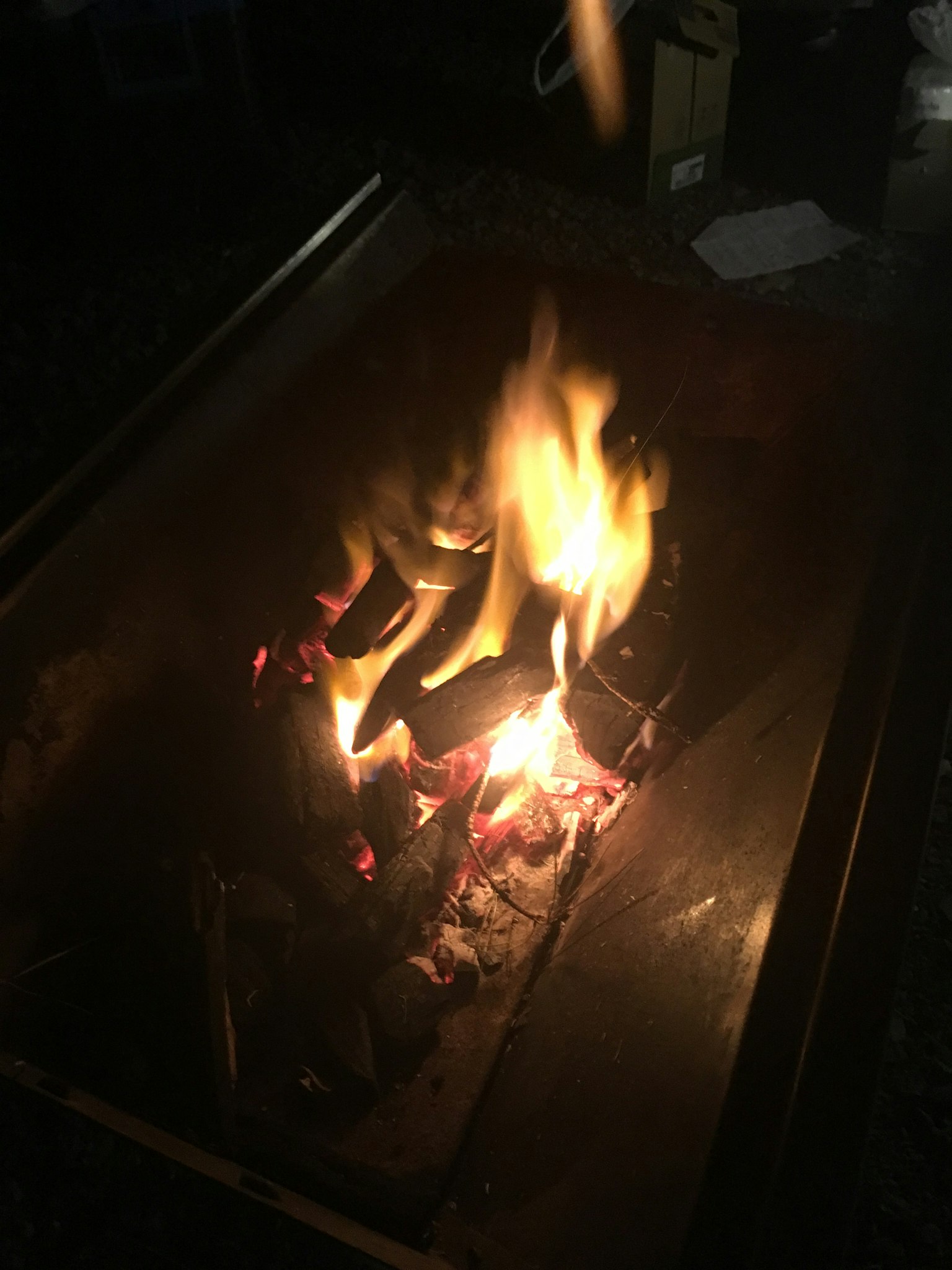 温暖的火焰场景与木柴