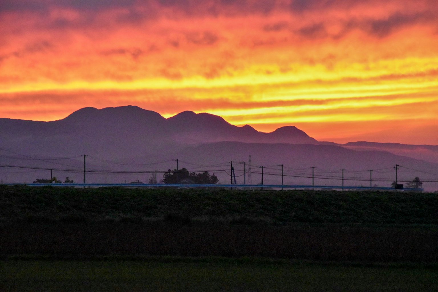 Hermoso cielo de atardecer con siluetas de montañas
