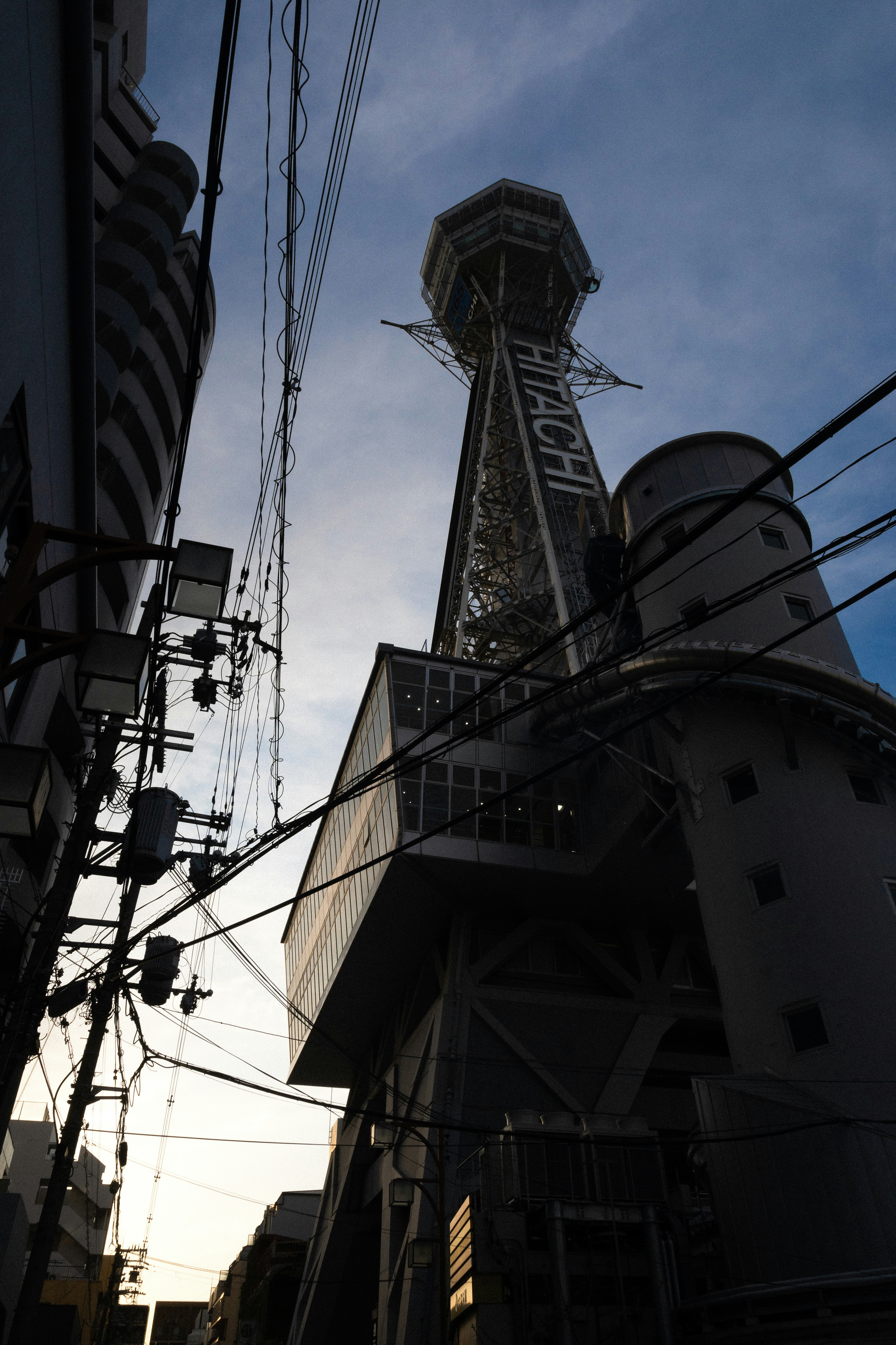 struttura sopraelevata con cavi elettrici aerei e facciata dell’edificio