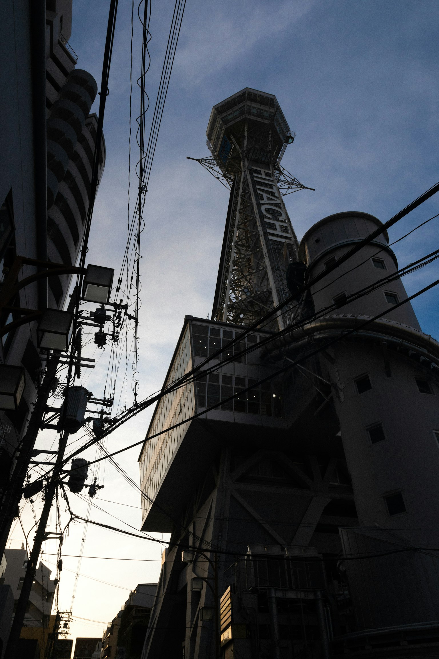 La torre Tsutenkaku a Osaka che svetta sotto un cielo scuro