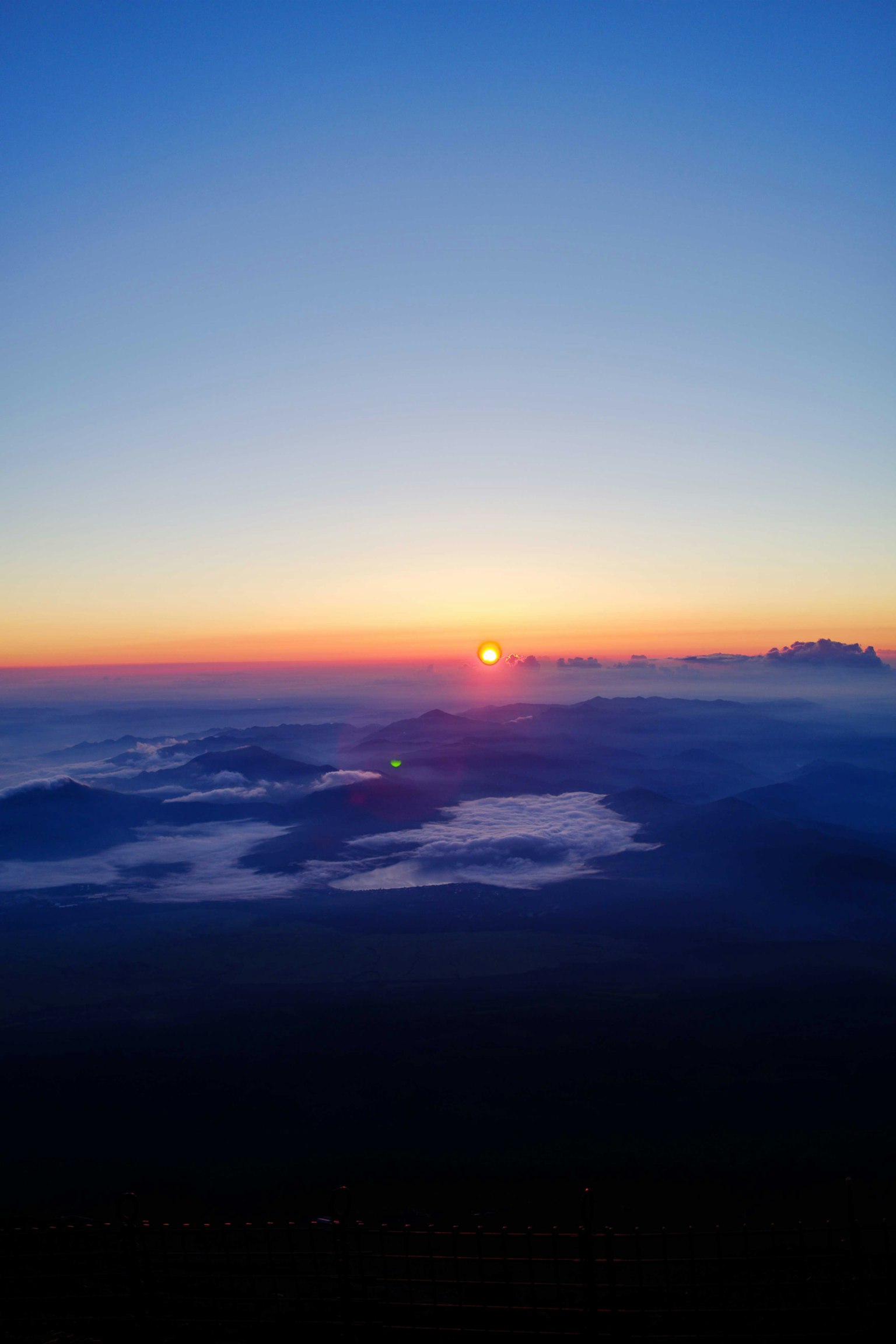 Schöne Landschaft mit Sonnenaufgang über Bergen und Wolken