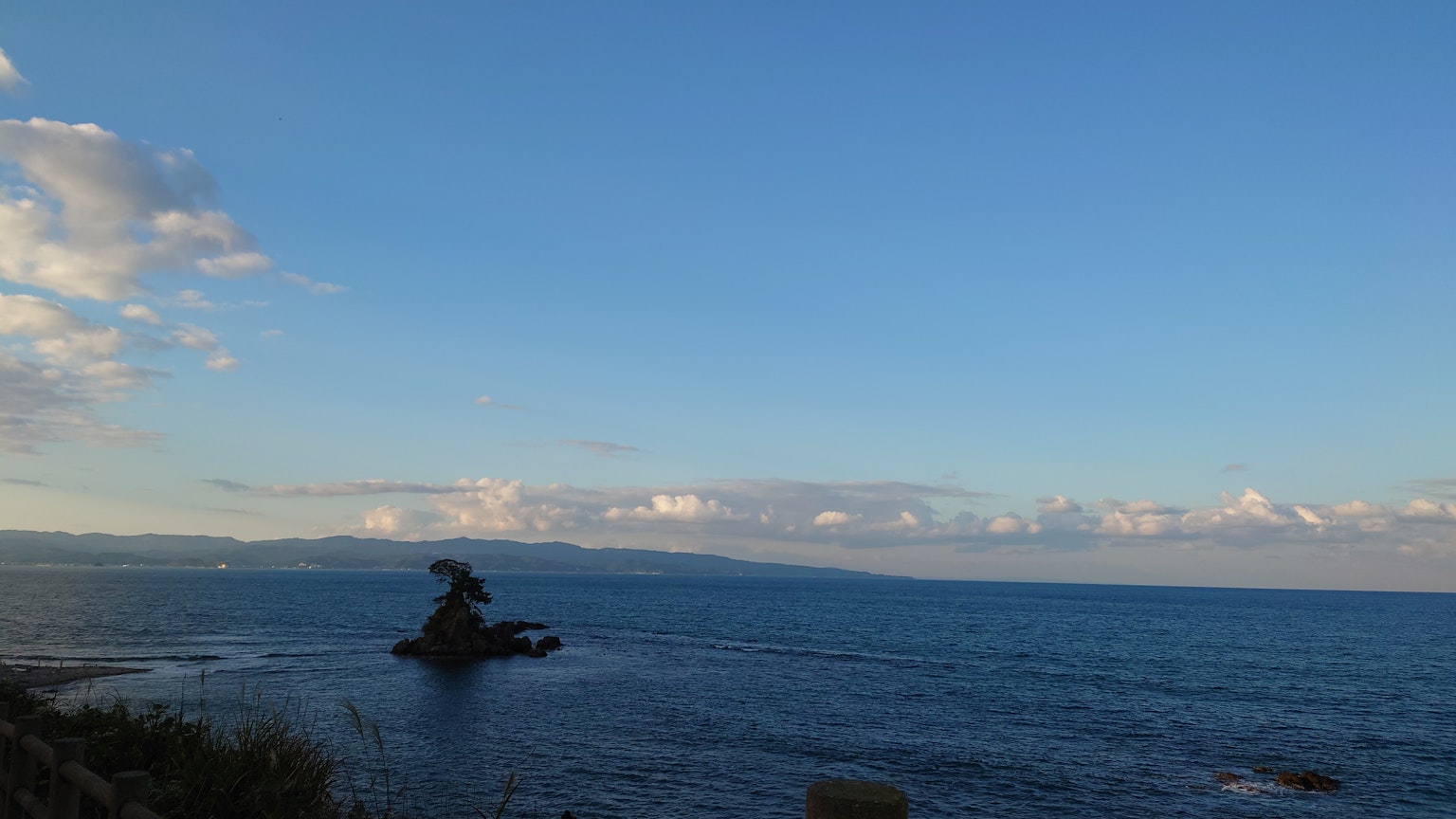 Vista panoramica di una piccola isola in un oceano blu sotto un cielo sereno