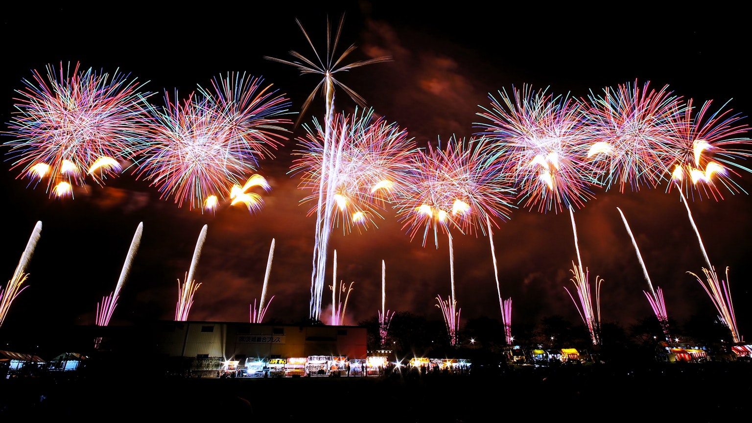 Spettacolo di fuochi d'artificio colorati nel cielo notturno