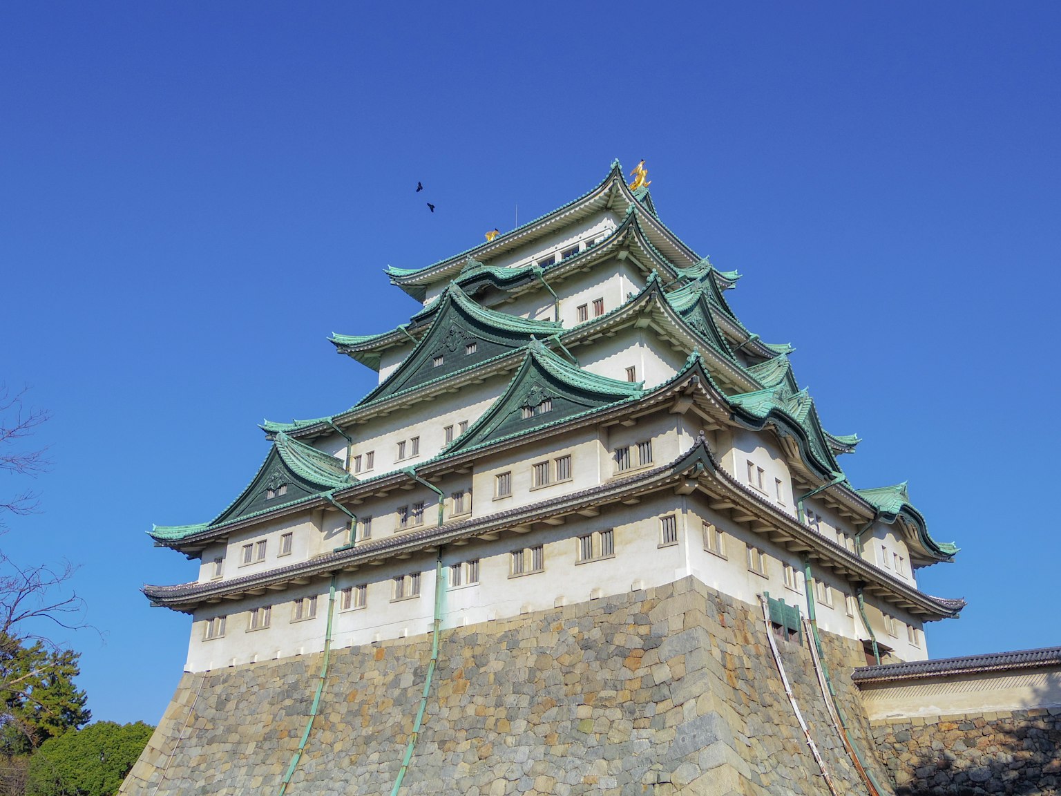 名古屋城的绿色屋顶和石头基础