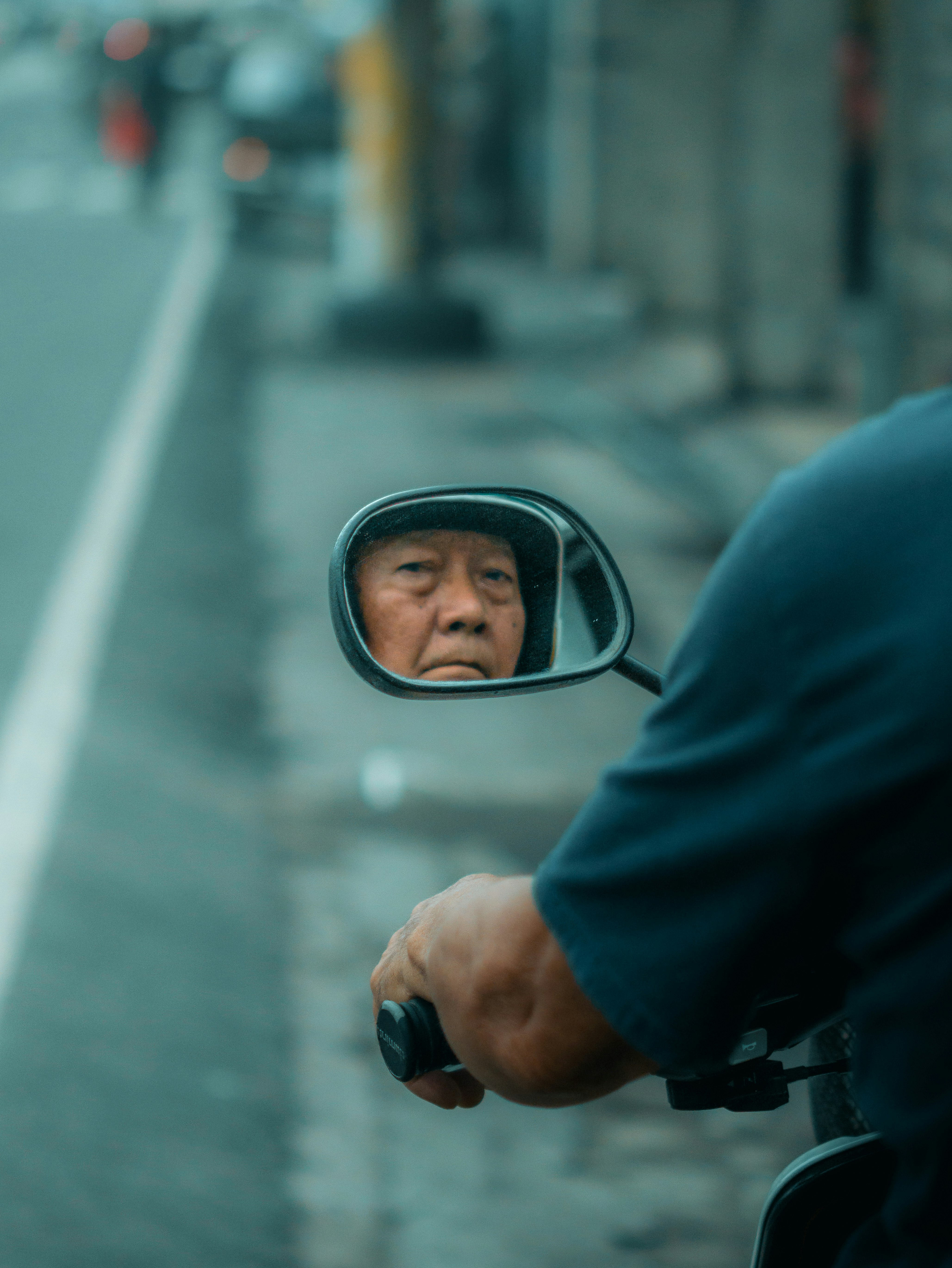 路地の自転車のある街並みで後ろを振り返る人物の表情