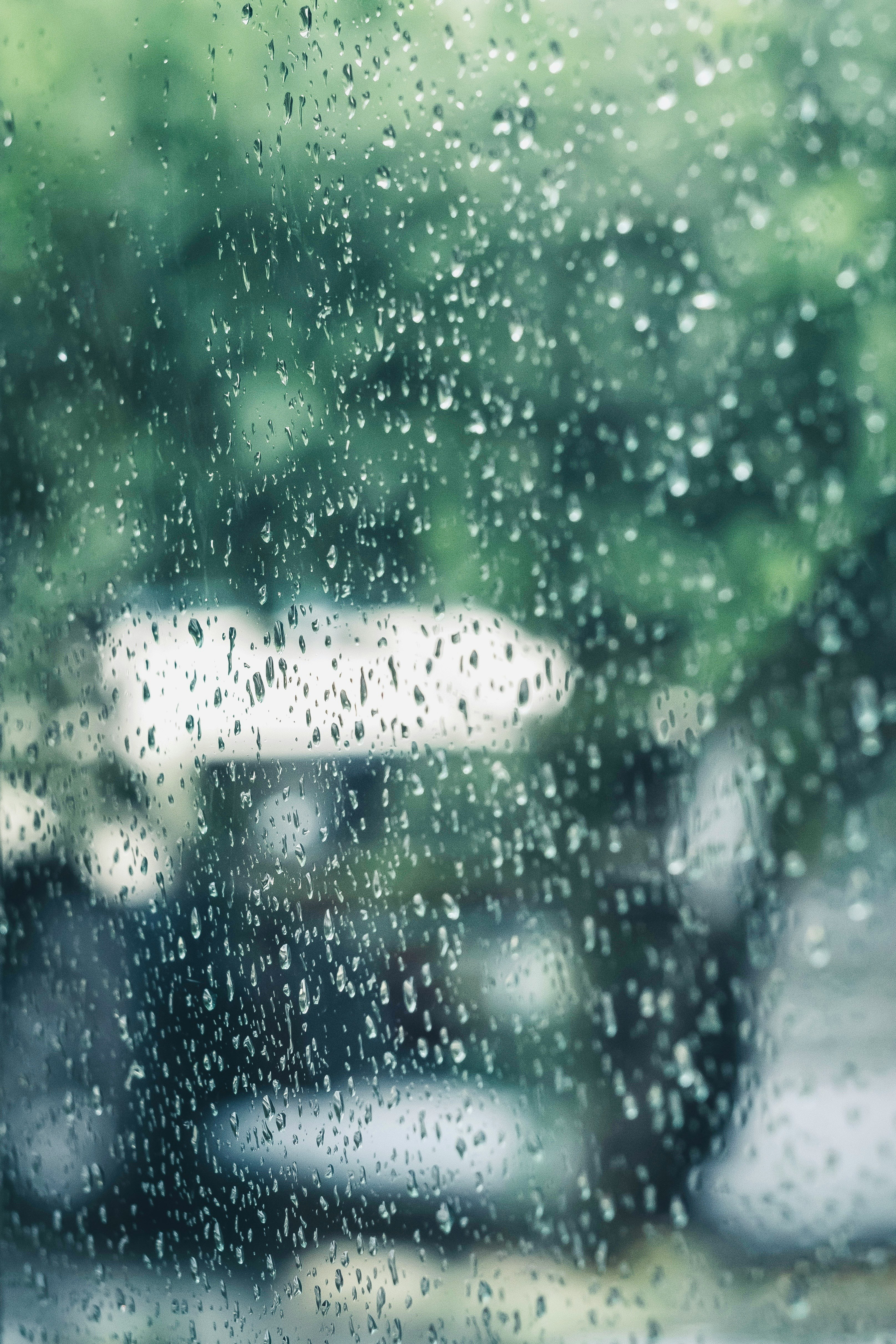 雨粒のついた窓ガラス越しの街並み