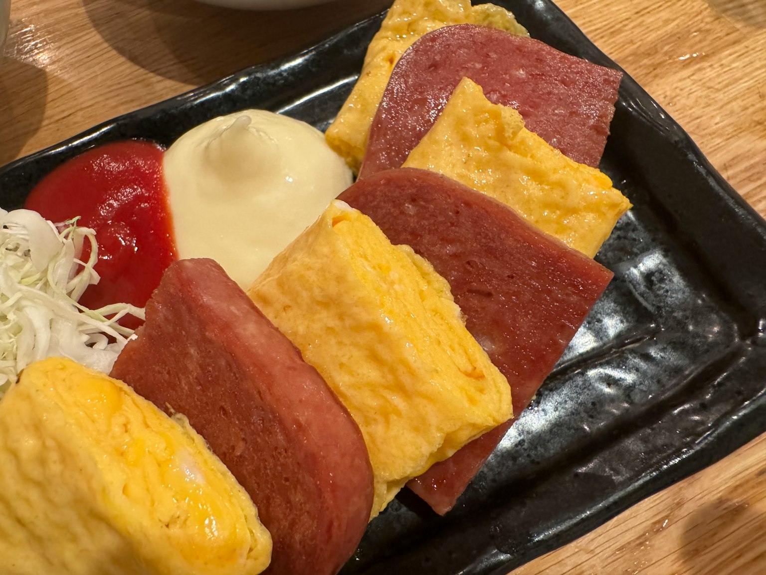 Paduan berwarna-warni dari omelet gulung dan ham