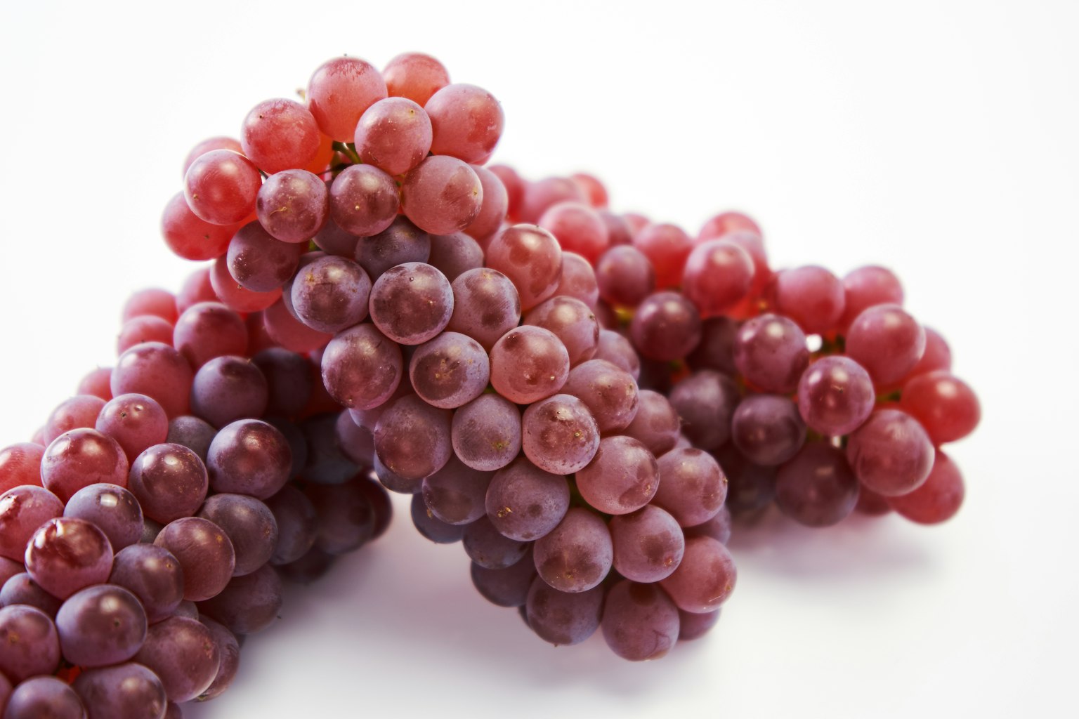 Grappoli di uva rossa vivace accatastati