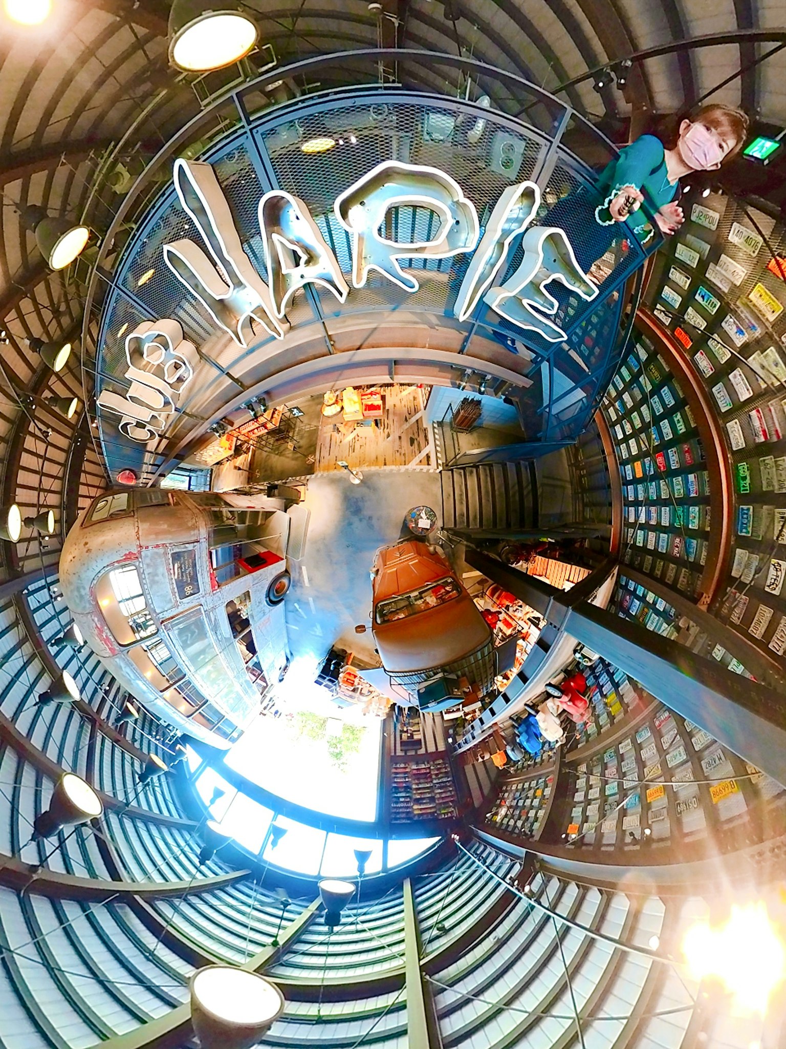 360度全景书店内部展示色彩丰富的书籍和书架