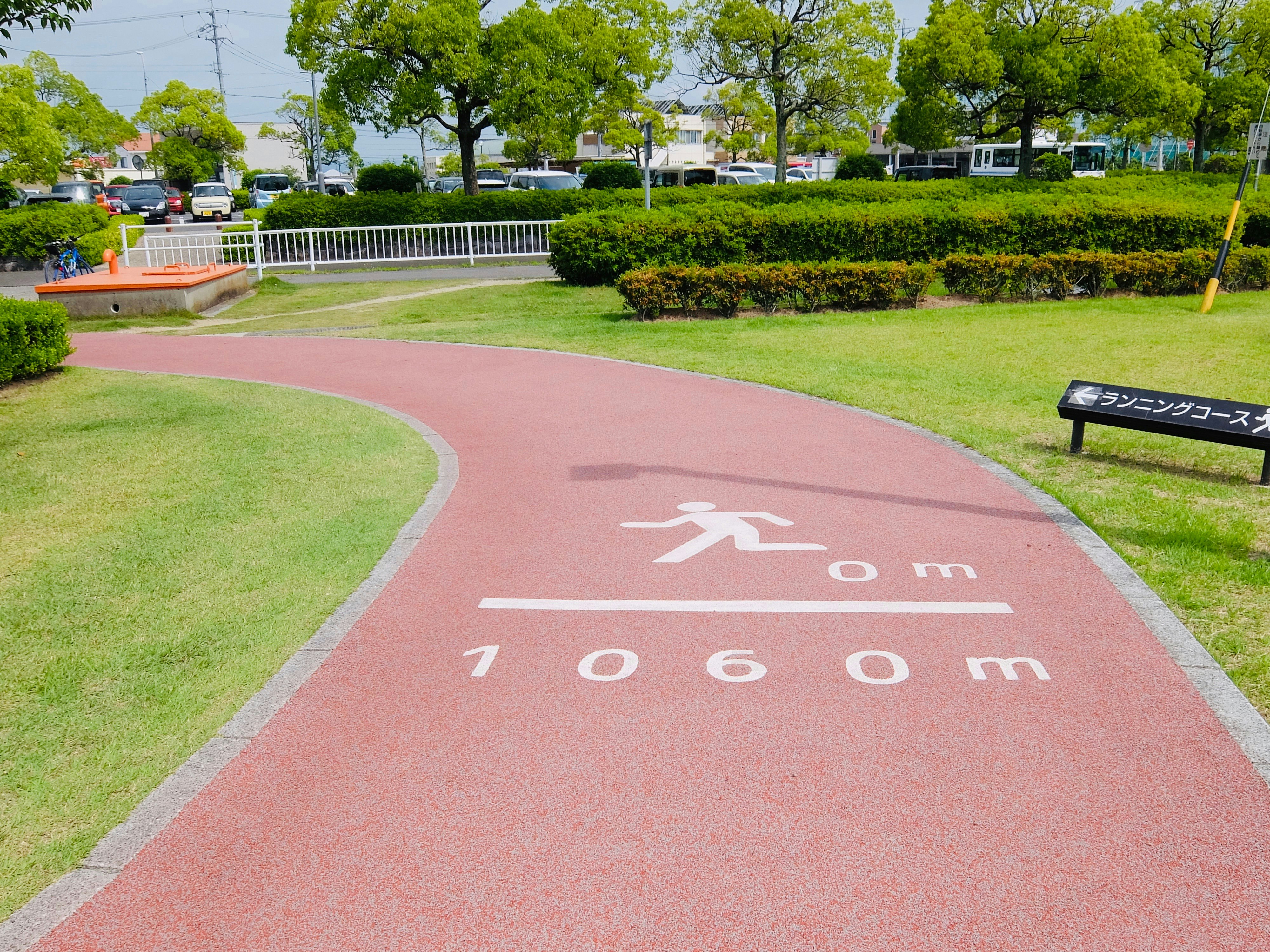 marcas de distancia en una pista de atletismo junto a césped verde