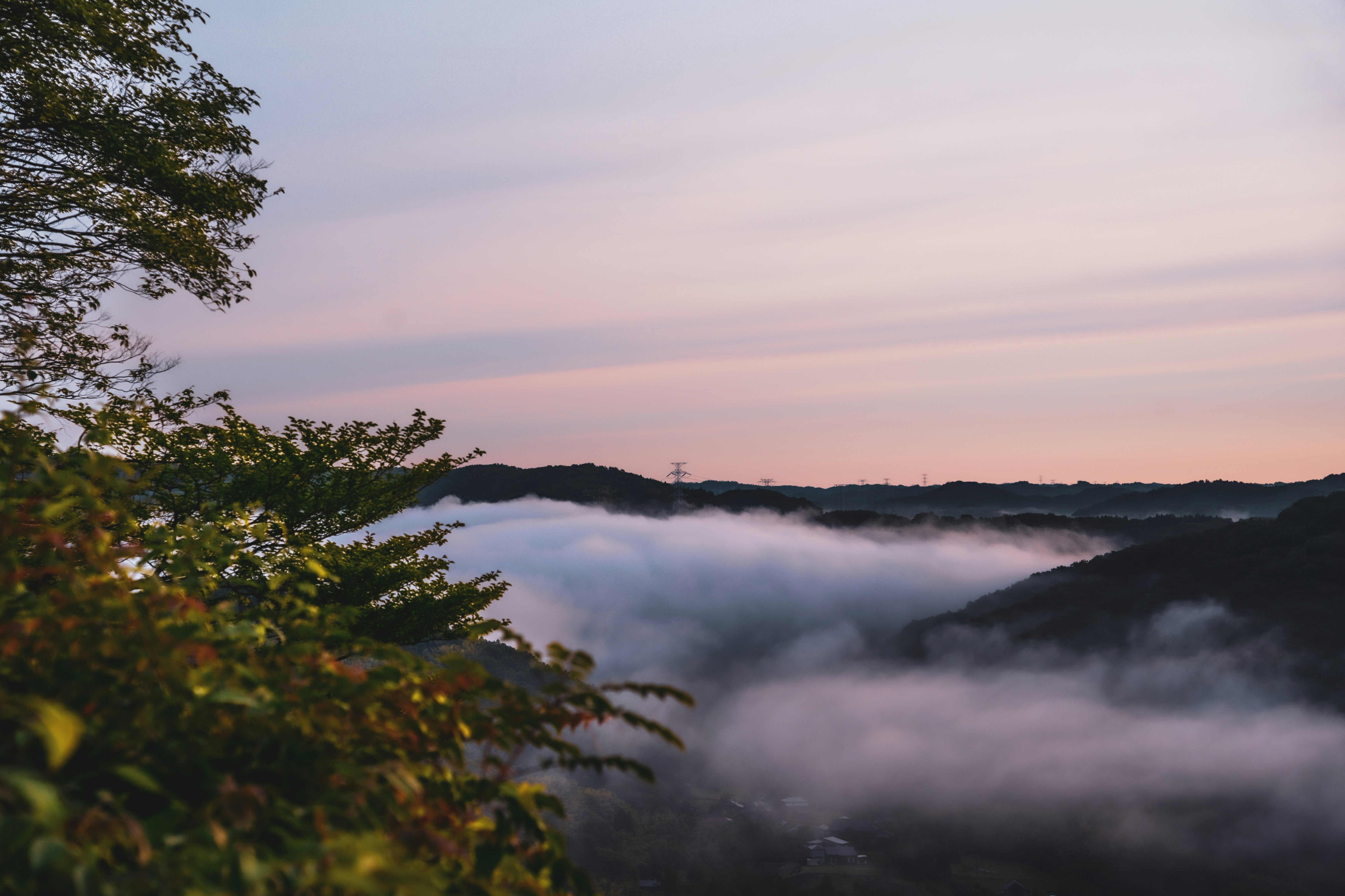 霧に包まれた山並みと朝焼けの空