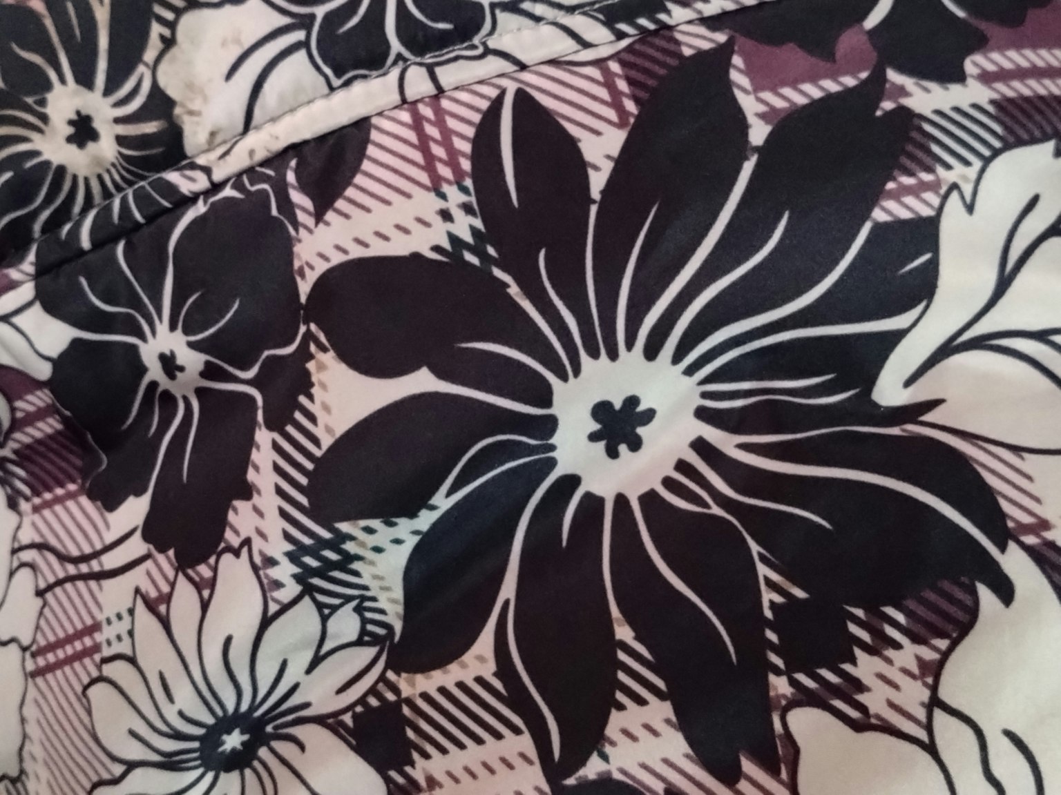 Primer plano de una tela floral en blanco y negro