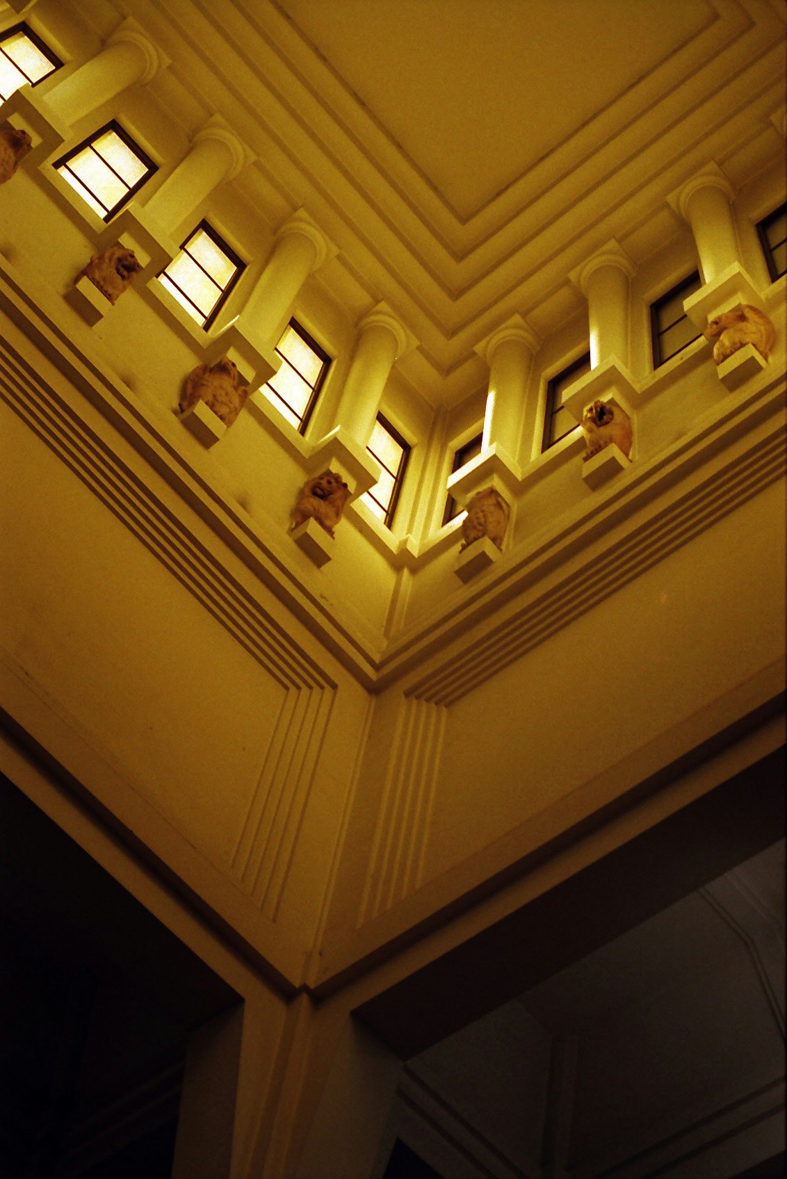 interno illuminato in tonalità dorate con soffitto geometrico e archi sulle pareti