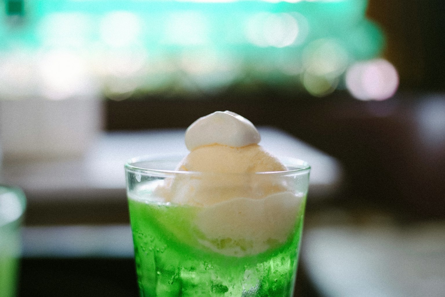 Một cốc đồ uống xanh có kem ở trên