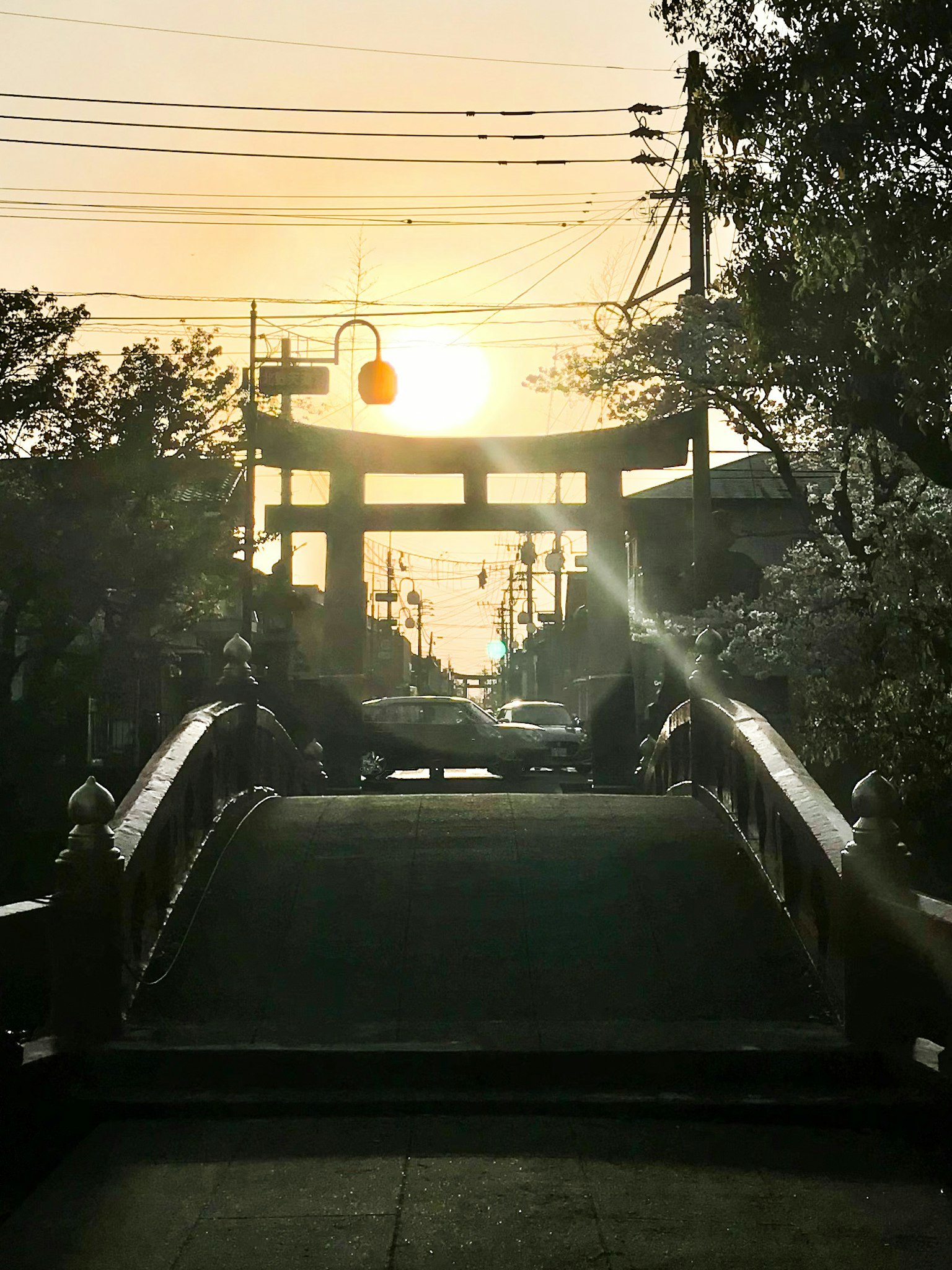 Cảnh quan của cổng torii và cầu với hoàng hôn