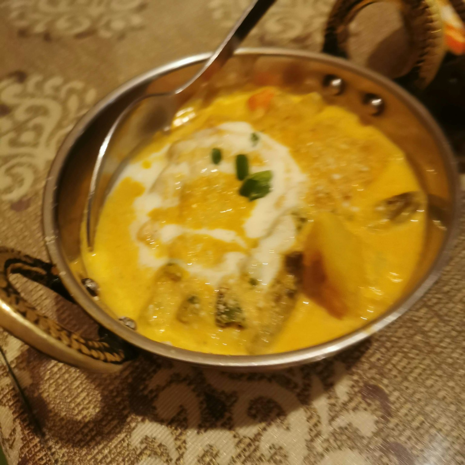 奶油咖哩菜餚，搭配蔬菜和一勺優格