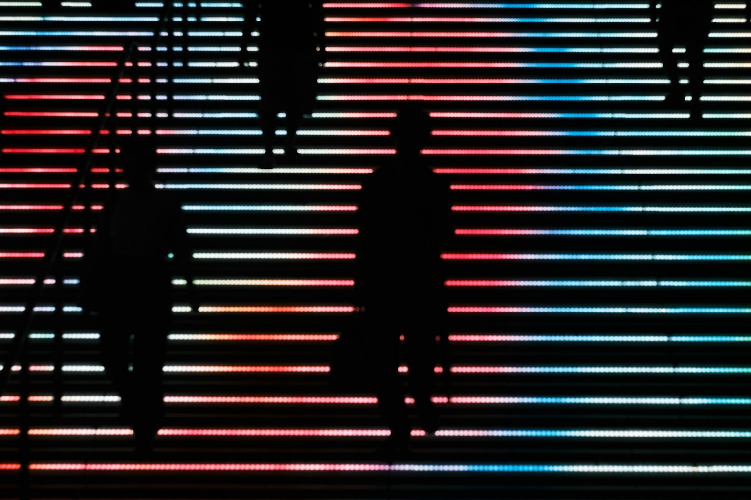 Silhouette su scale a strisce colorate