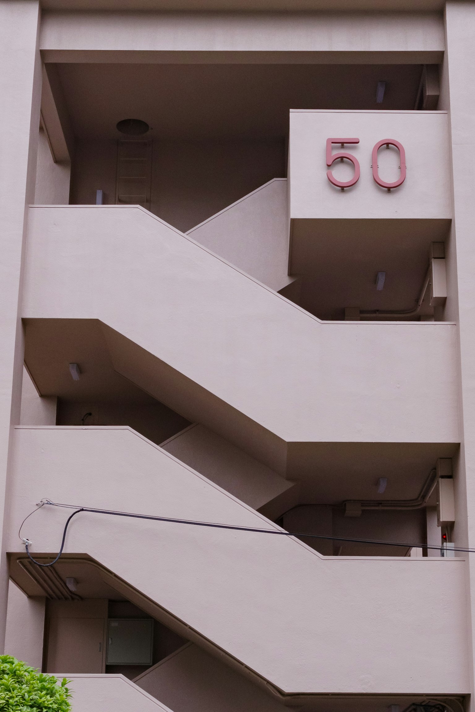 계단과 50번이 있는 건물 외관