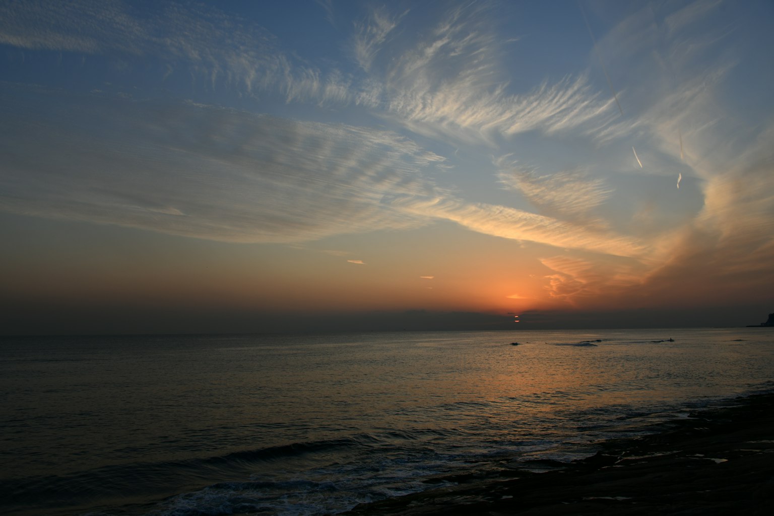 Un paesaggio bellissimo del tramonto sul mare con nuvole morbide nel cielo