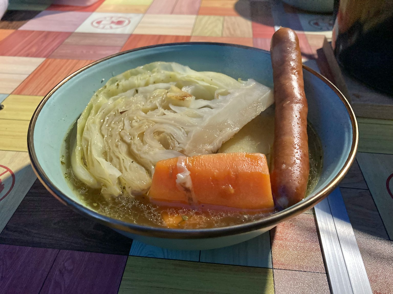 Schüssel mit Suppe aus Kohl Karotte und Wurst
