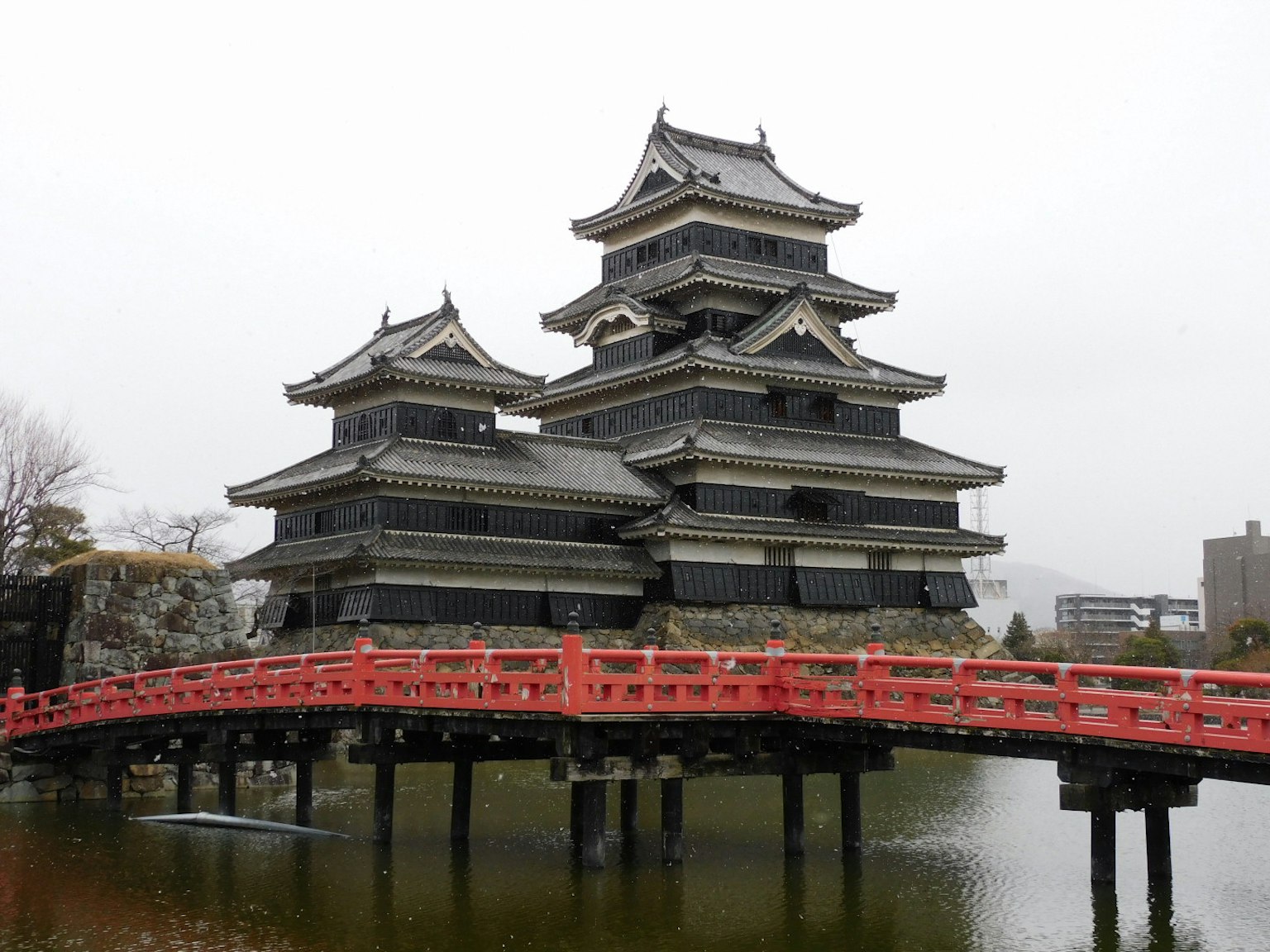 松本城的风景与红桥和宁静的水面