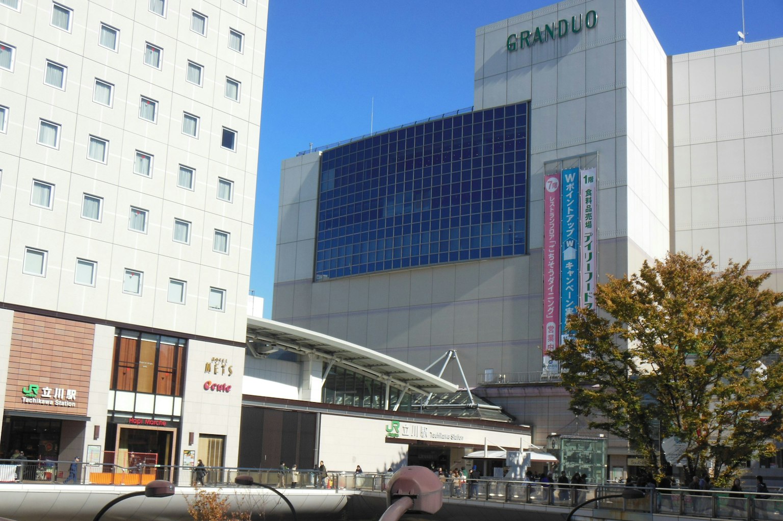 街道景观，展示了格兰杜大楼和周围建筑