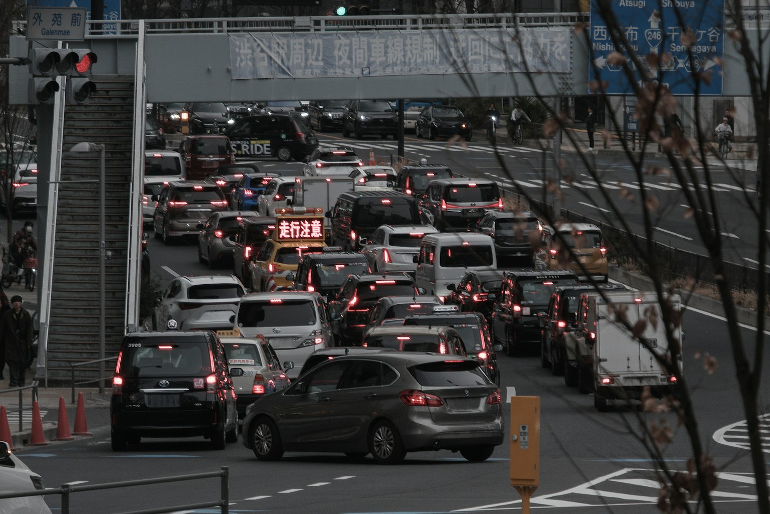 Belebte städtische Verkehrsszene mit zahlreichen Fahrzeugen, die an einer Kreuzung angehalten haben