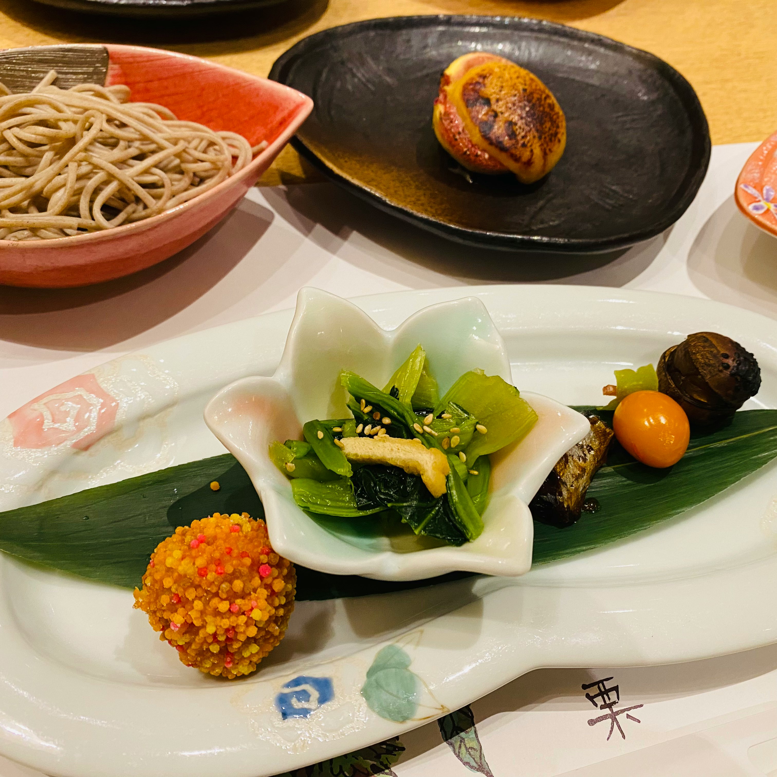 白い皿に盛られた前菜と野菜の盛り合わせ