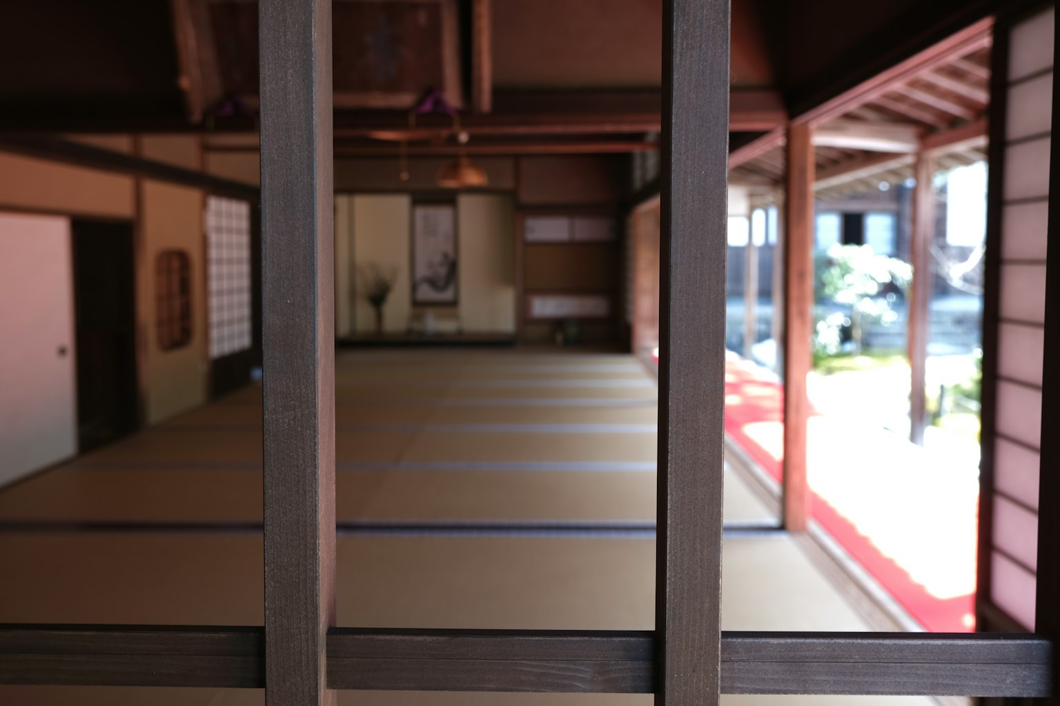 传统日本房间的内部视图，特色榻榻米地板和简约装饰