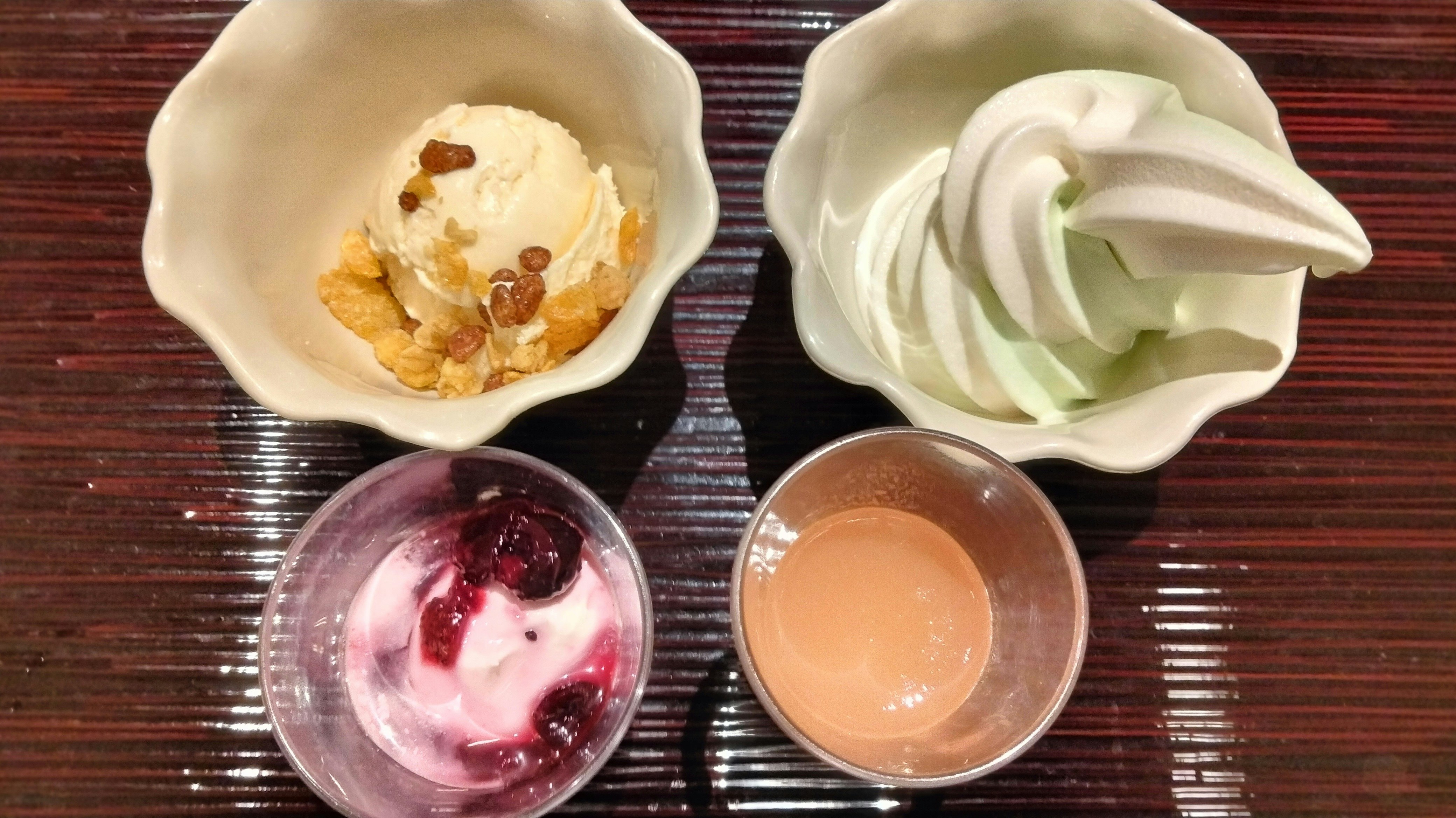 碗與杯裡的甜點與飲品拼盤