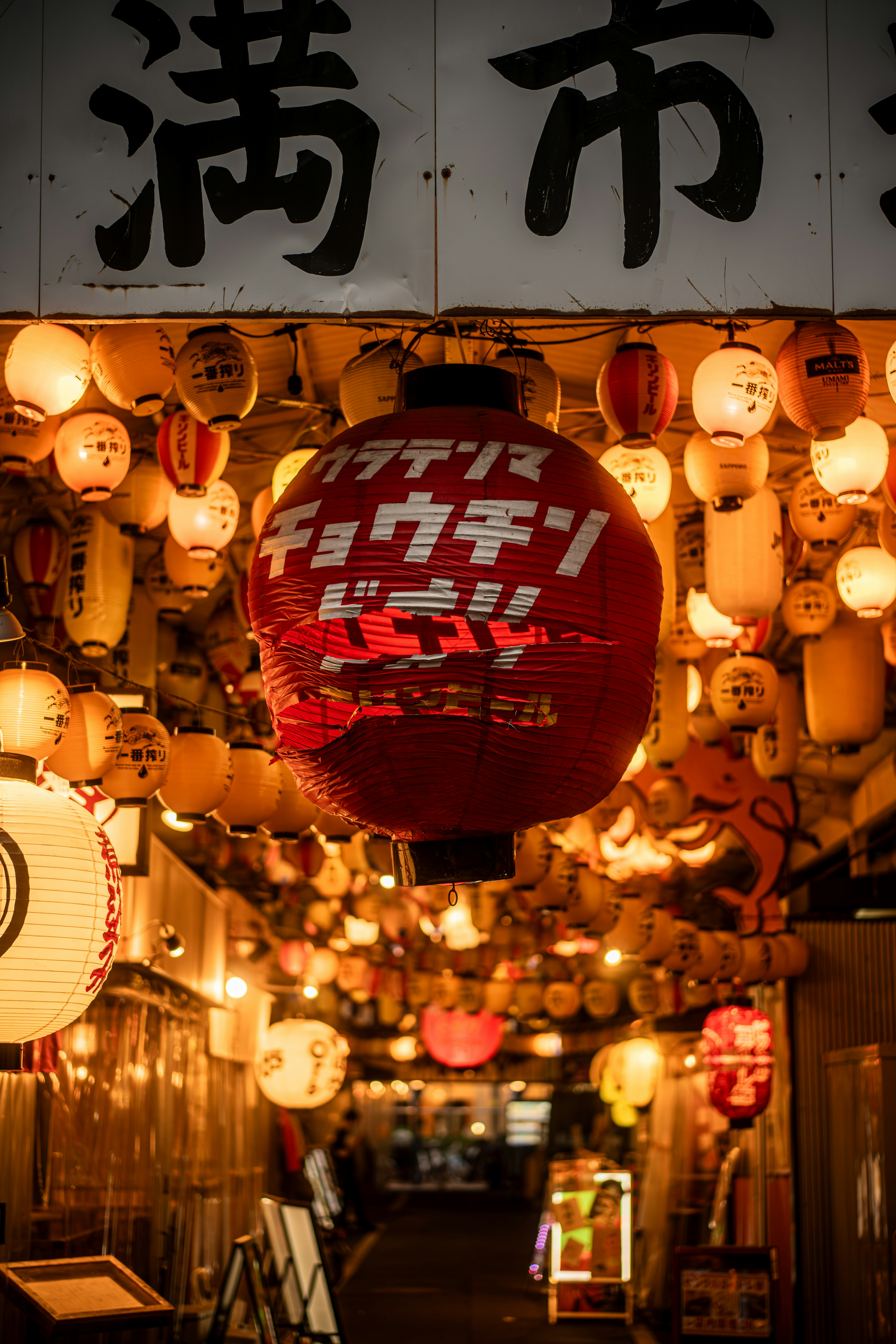提灯が連なる路地の夜景