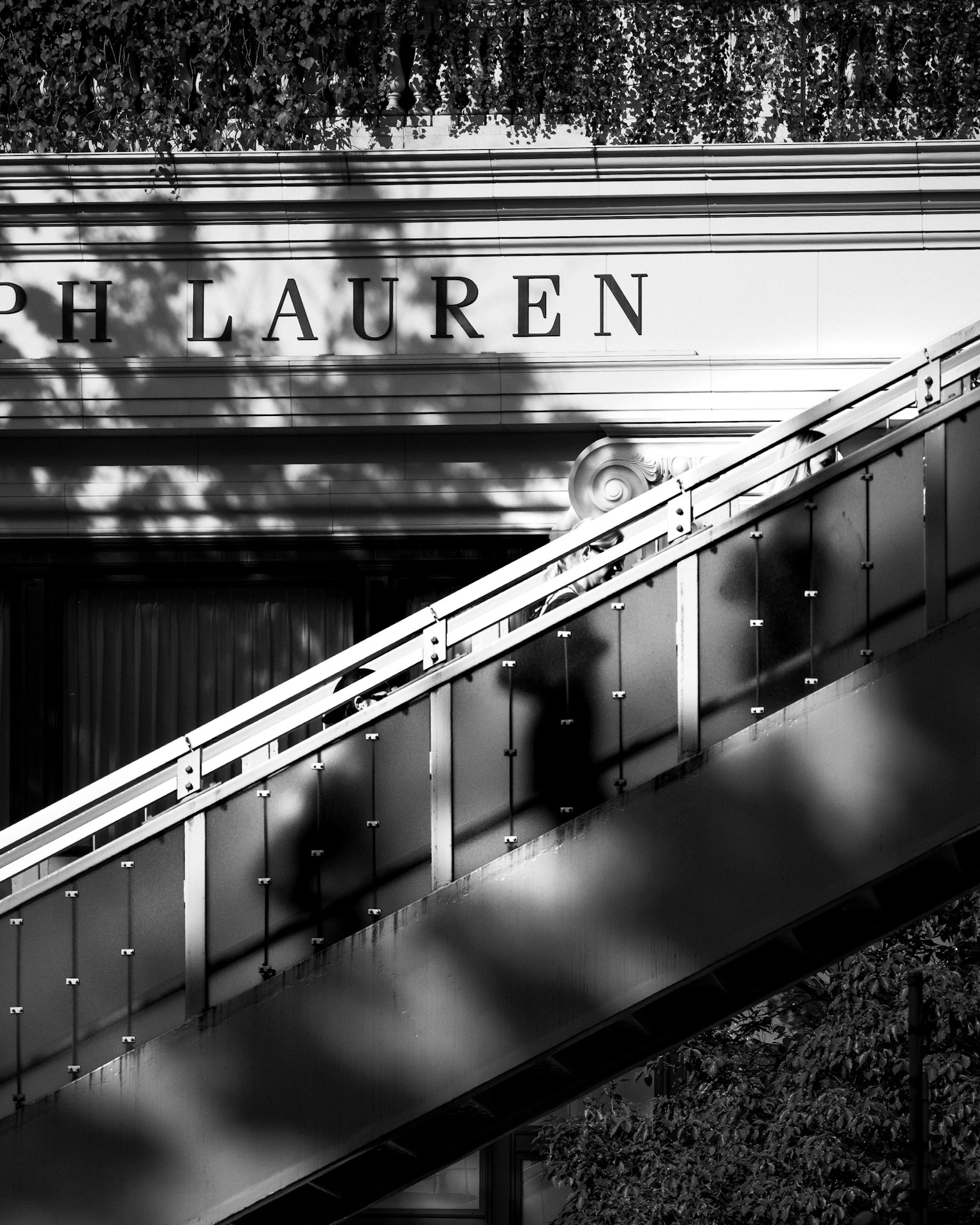 黒と白の階段と影が映るラルフ・ローレンの店舗