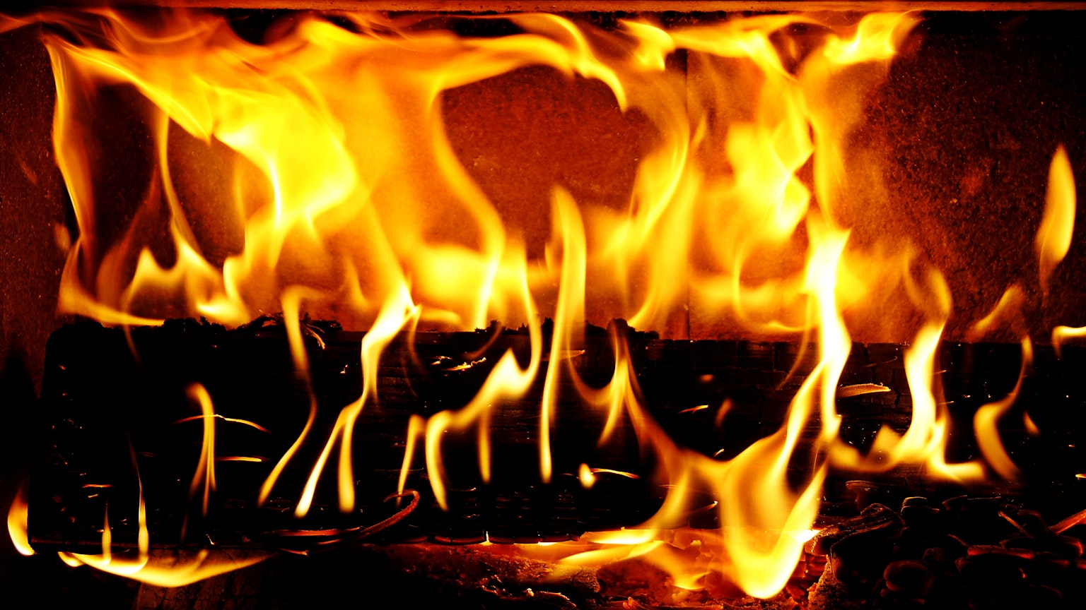 Lebendige Flammen mit dynamischer Bewegung in einem Kamin
