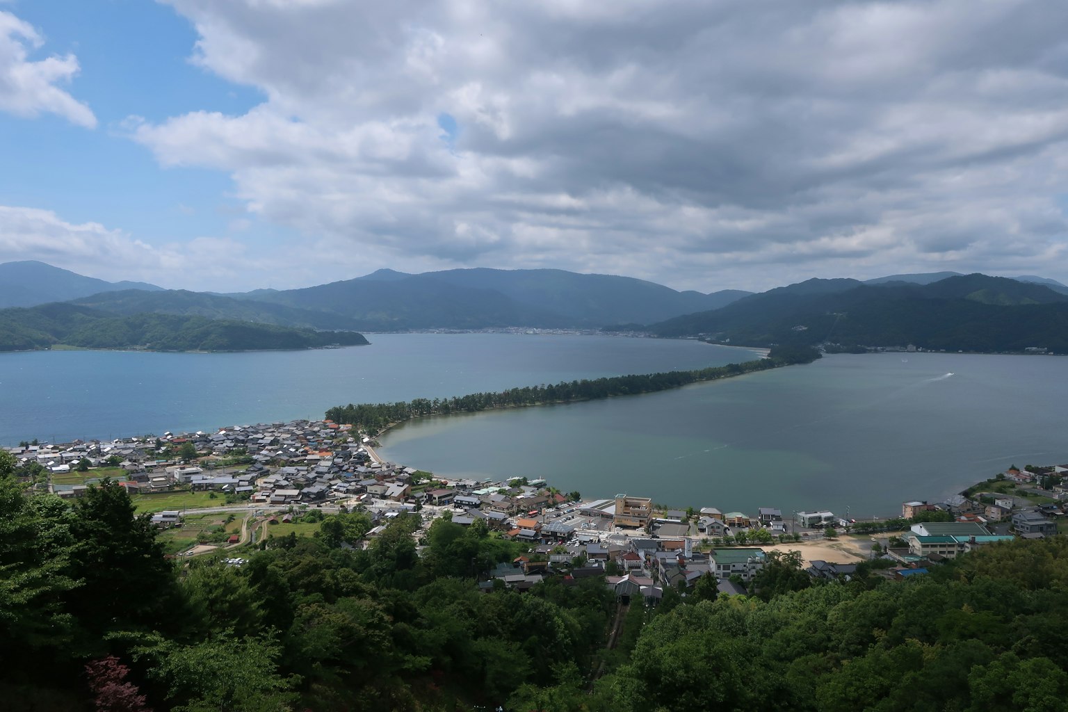 湖泊與村莊的美麗風景