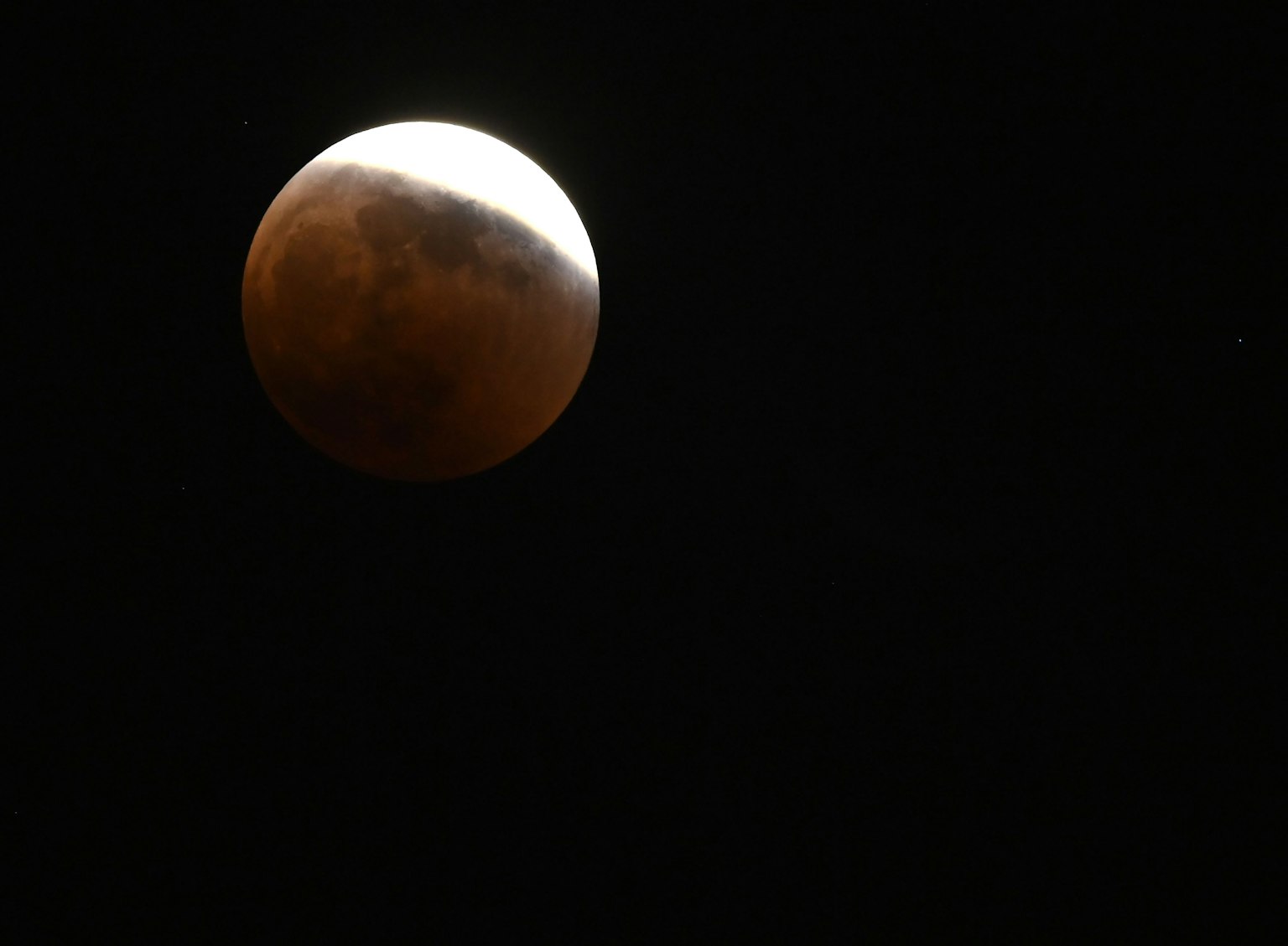 Teilansicht eines roten Mondes während einer Mondfinsternis