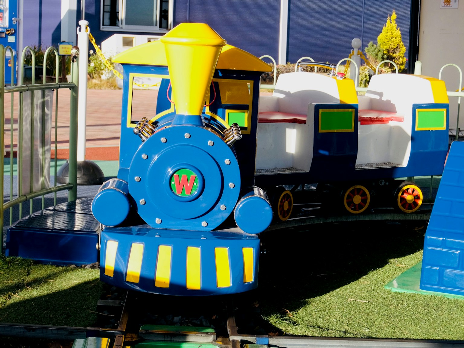 รถไฟสนามเด็กเล่นสีสันสดใสที่มีการออกแบบสีฟ้าและสีเหลือง