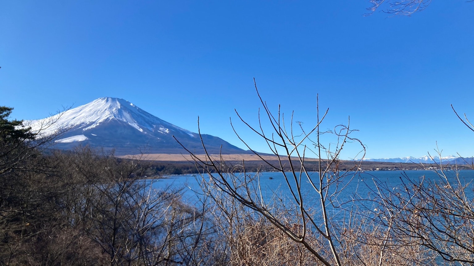 Monte Fuji con un lago sotto un cielo azzurro